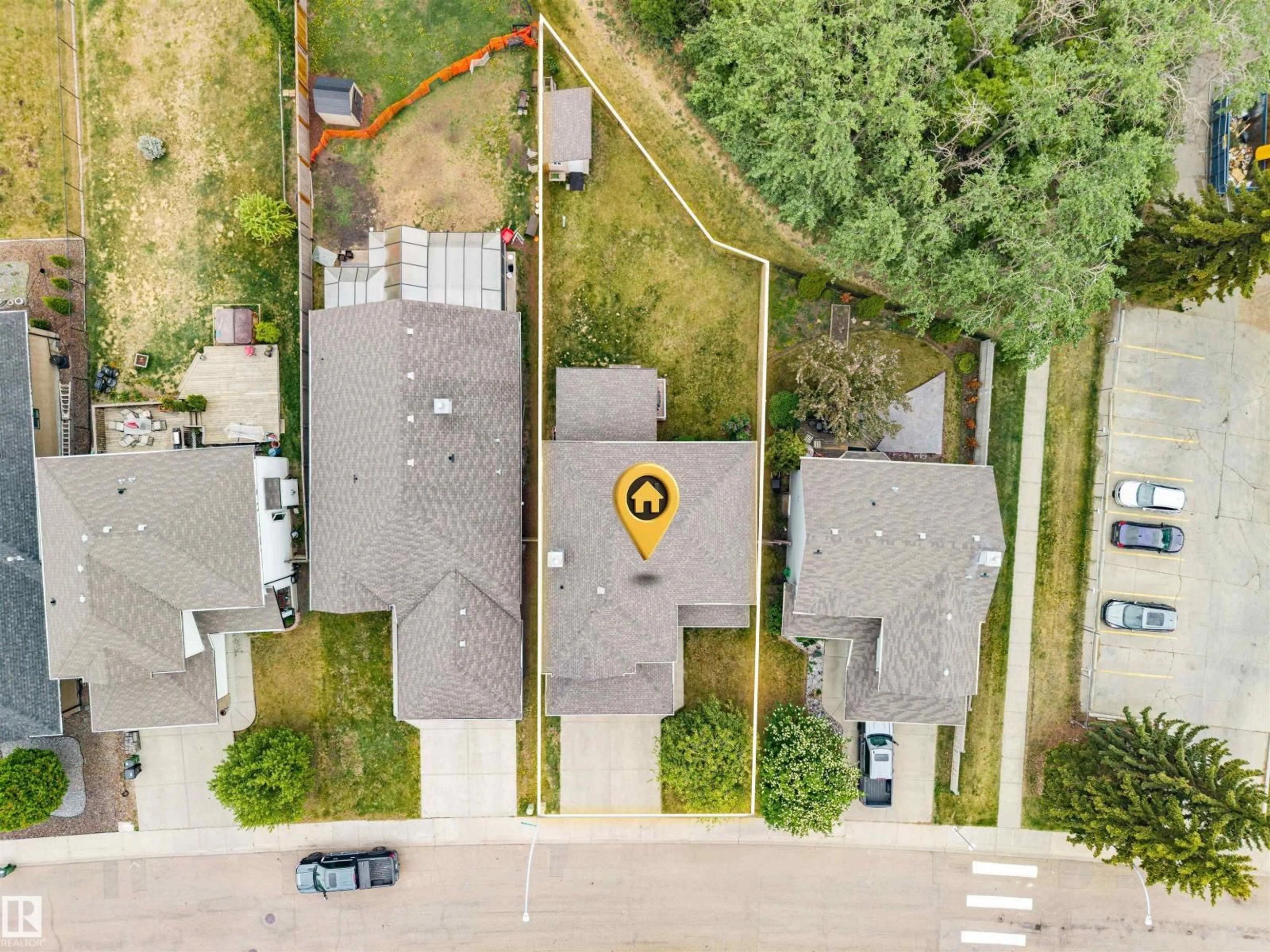 A pic from outside/outdoor area/front of a property/back of a property/a pic from drone, street for 57 HOMESTEAD CRESCENT, Edmonton Alberta T5A2Y1
