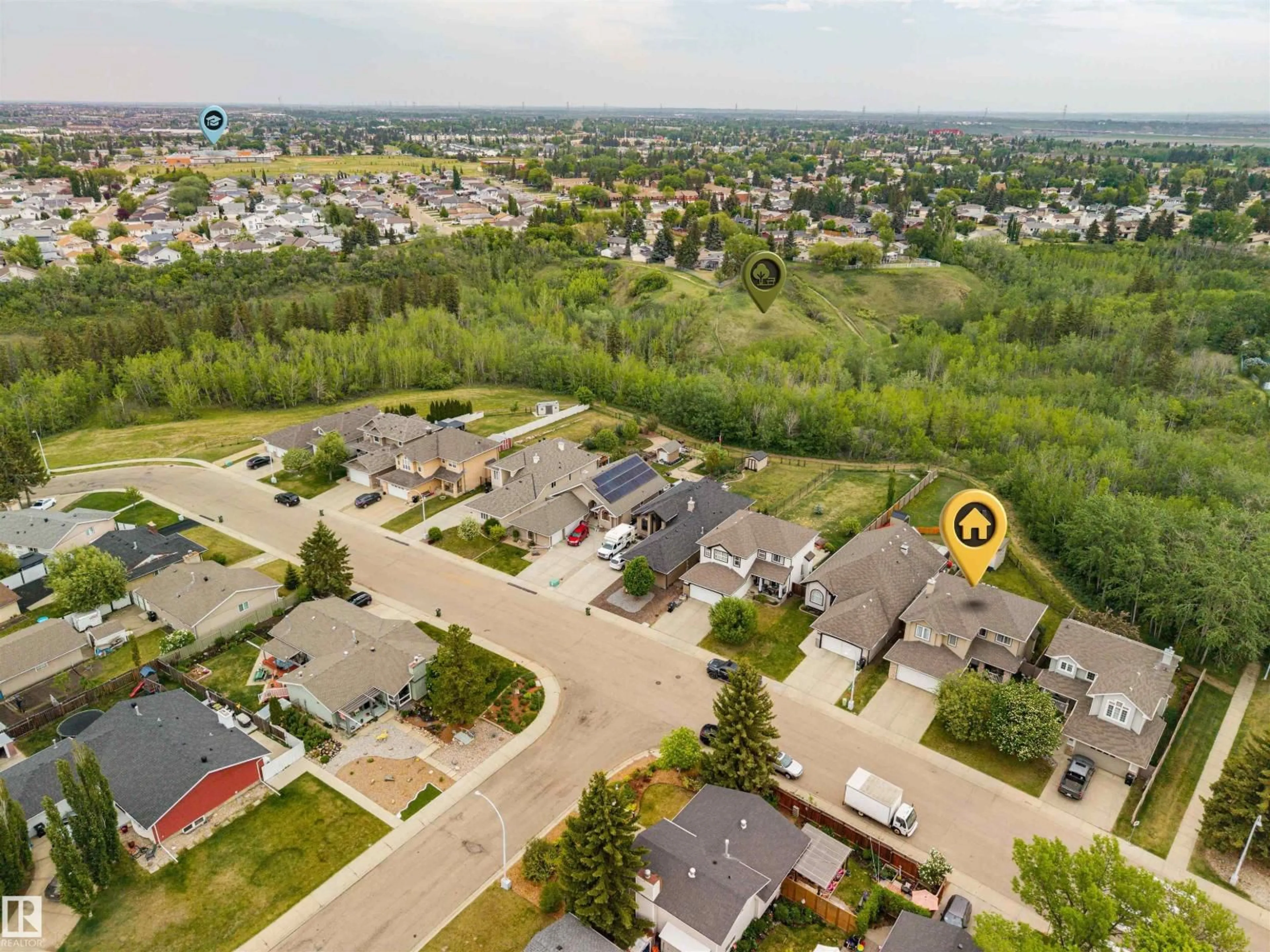 A pic from outside/outdoor area/front of a property/back of a property/a pic from drone, street for 57 HOMESTEAD CRESCENT, Edmonton Alberta T5A2Y1