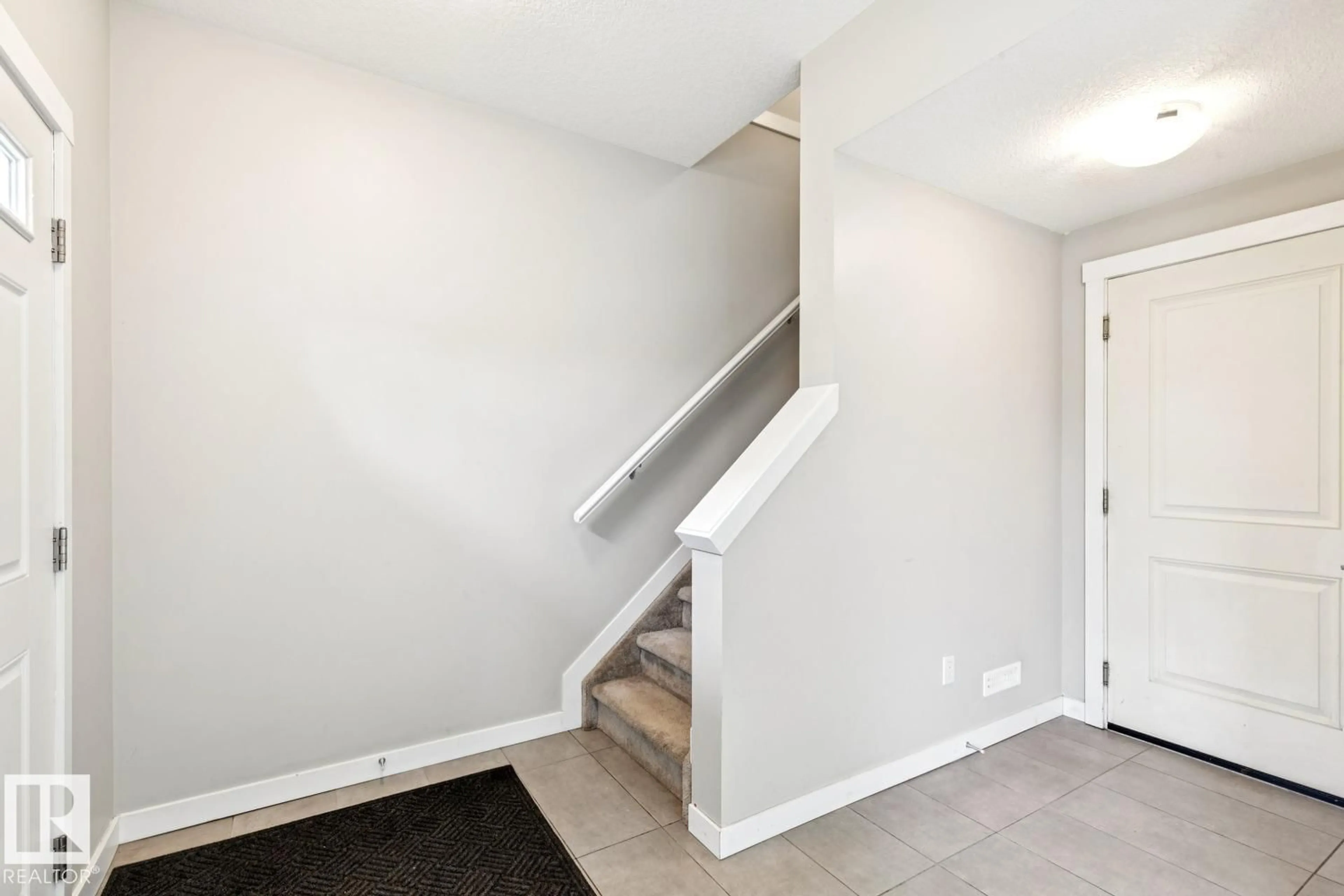 Indoor entryway for 739 ALLARD BV, Edmonton Alberta T6W3W5
