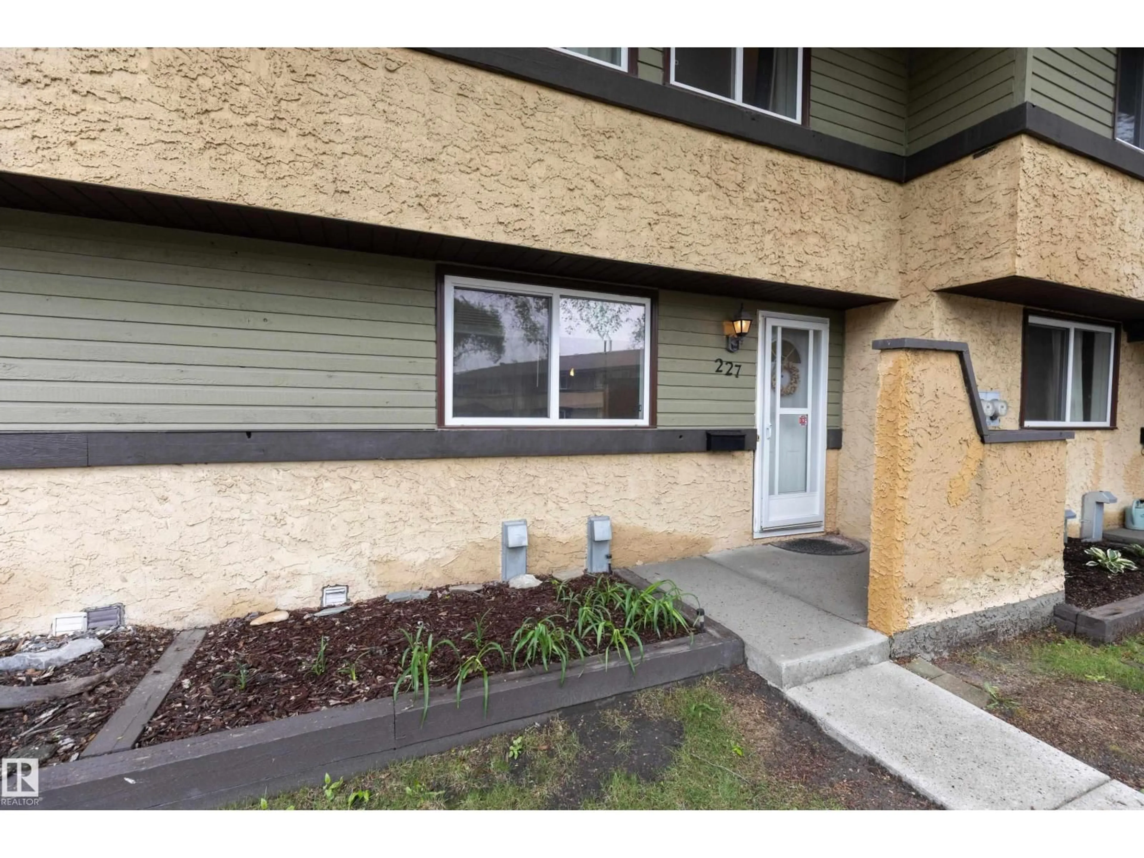 Indoor entryway for 227 WOODBRIDGE WY, Sherwood Park Alberta T8A3Y3