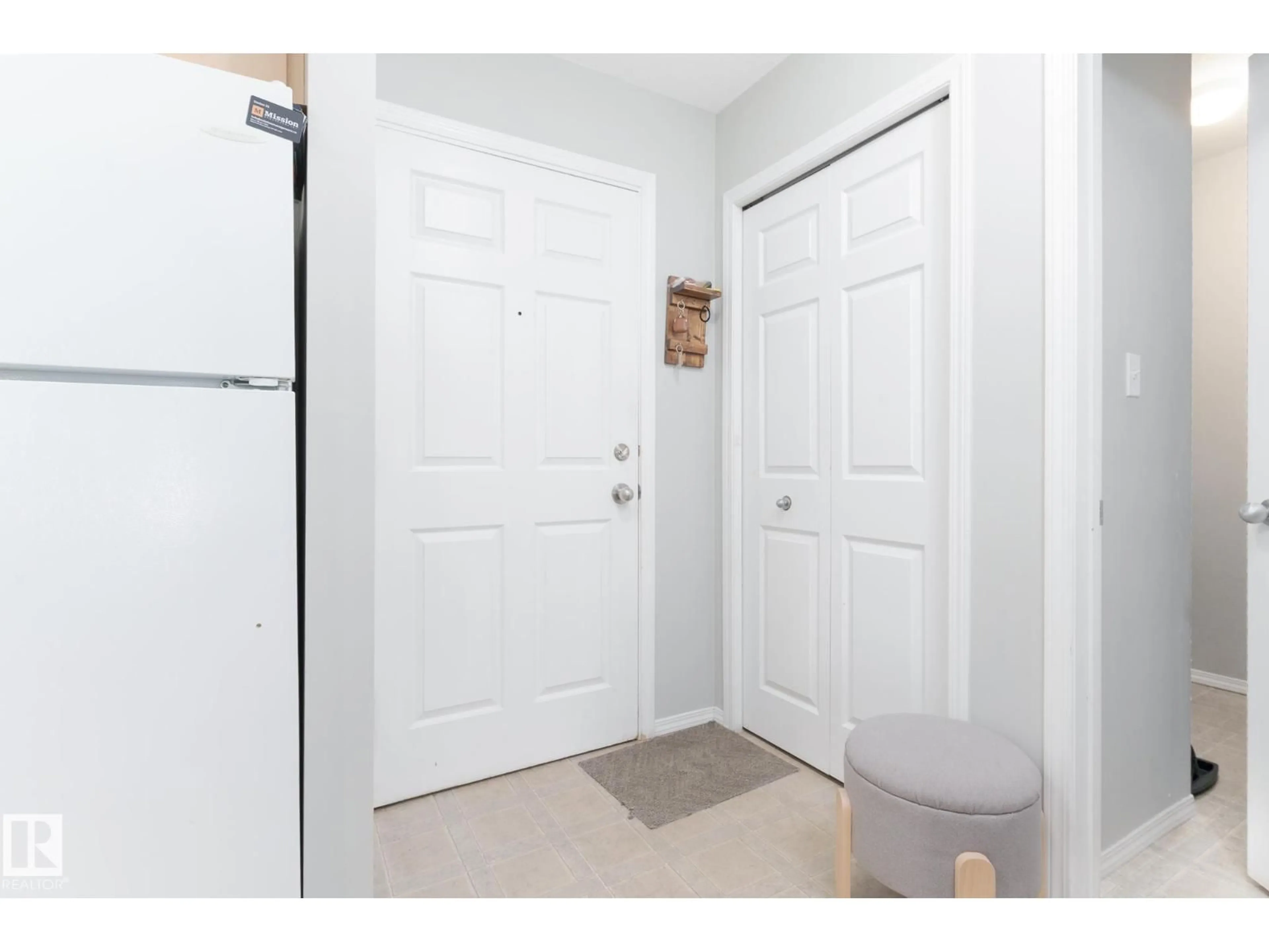 Indoor entryway for 418 - 4310 33 ST, Stony Plain Alberta T7Z0A8