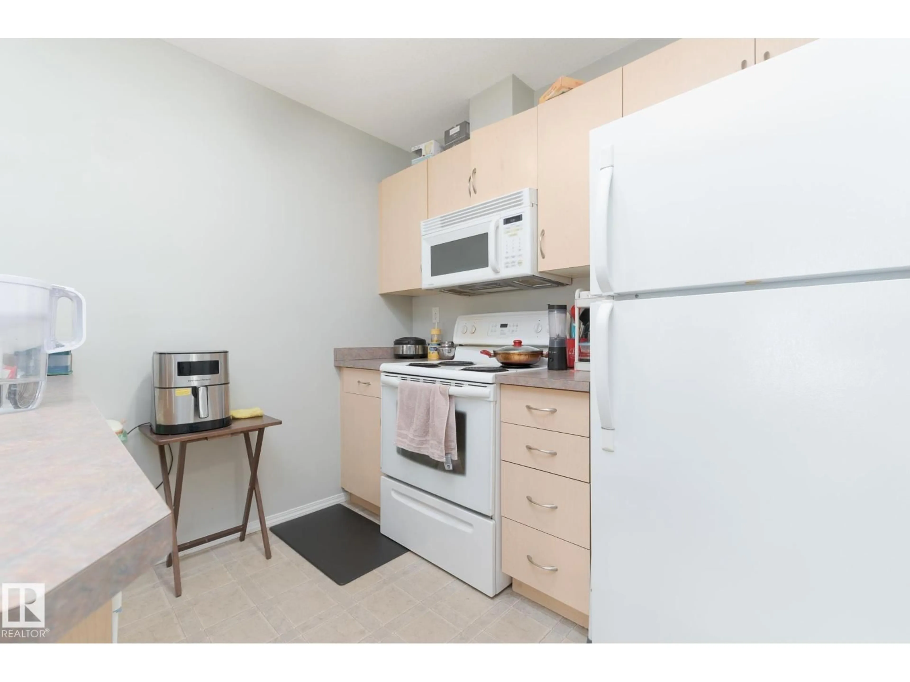 Standard kitchen, unknown for 418 - 4310 33 ST, Stony Plain Alberta T7Z0A8