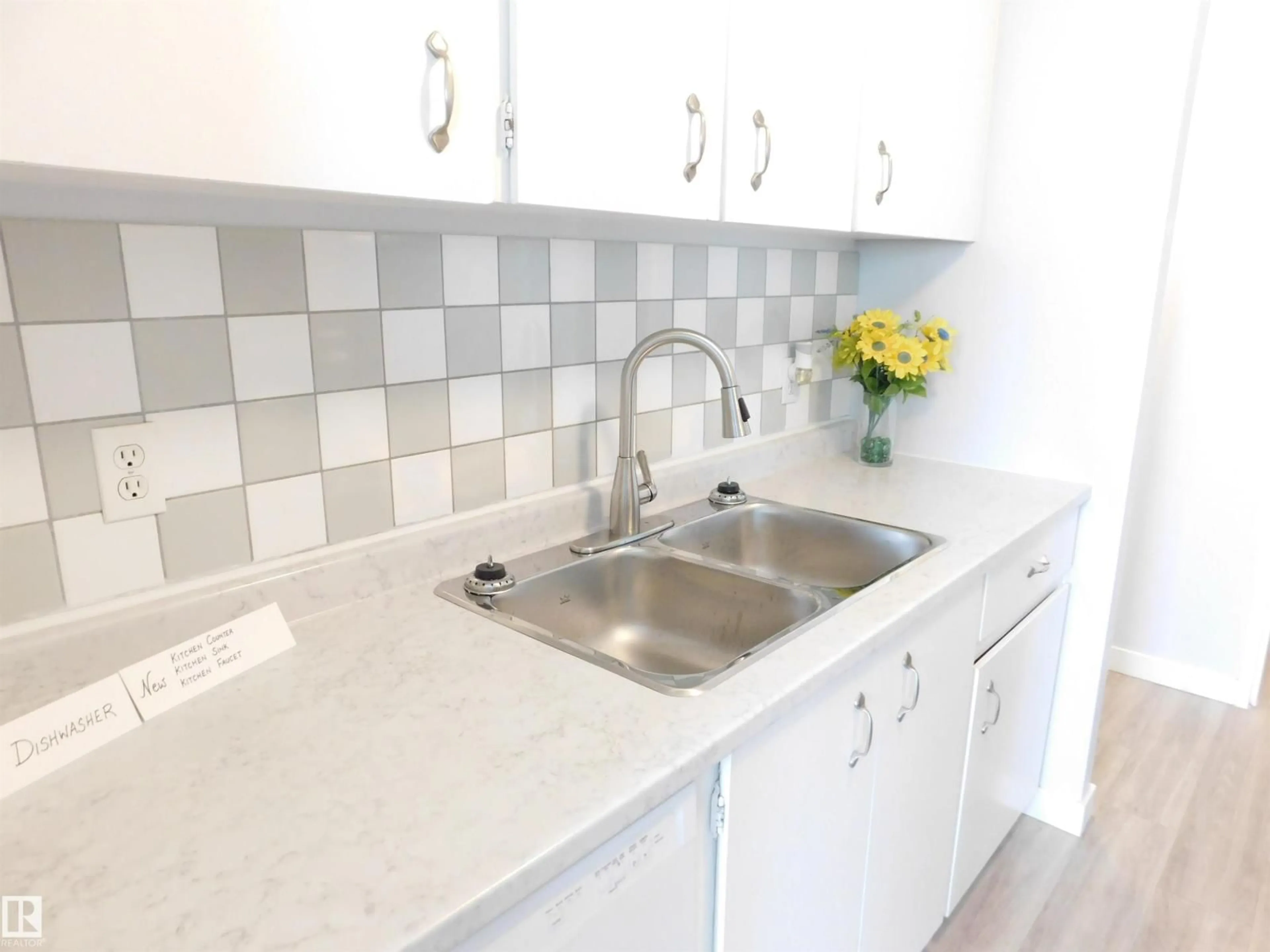 Standard kitchen, ceramic/tile floor for 13910 - 903 STONY PLAIN RD, Edmonton Alberta T5N3R2
