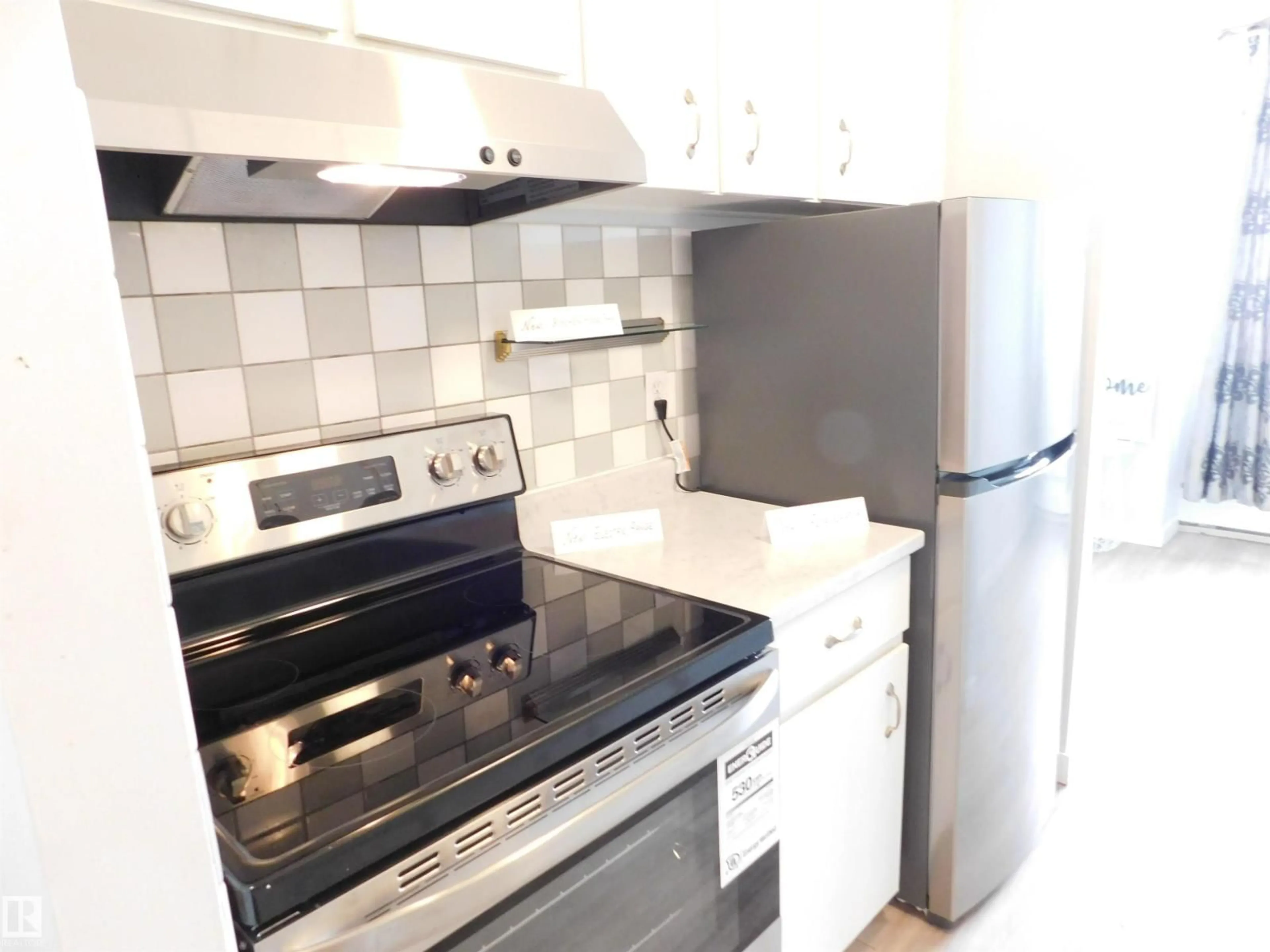 Standard kitchen, ceramic/tile floor for 13910 - 903 STONY PLAIN RD, Edmonton Alberta T5N3R2