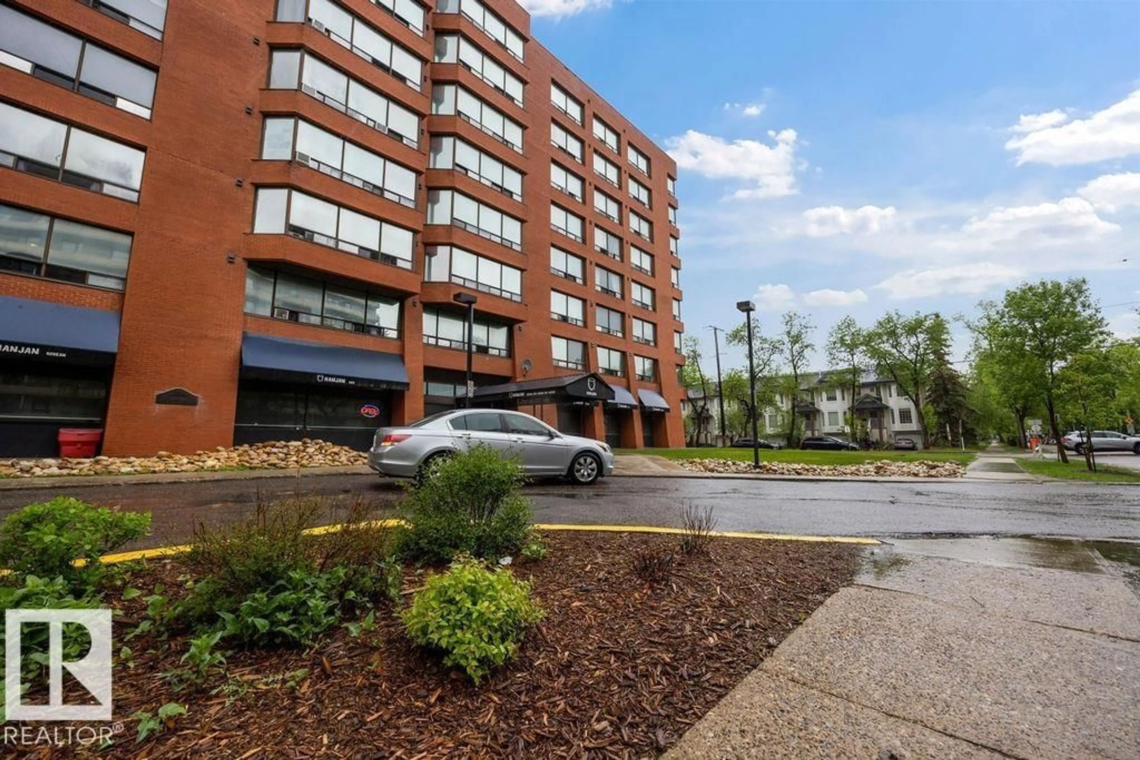 Patio, building for 10160 - 315 114 ST, Edmonton Alberta T5K2L2