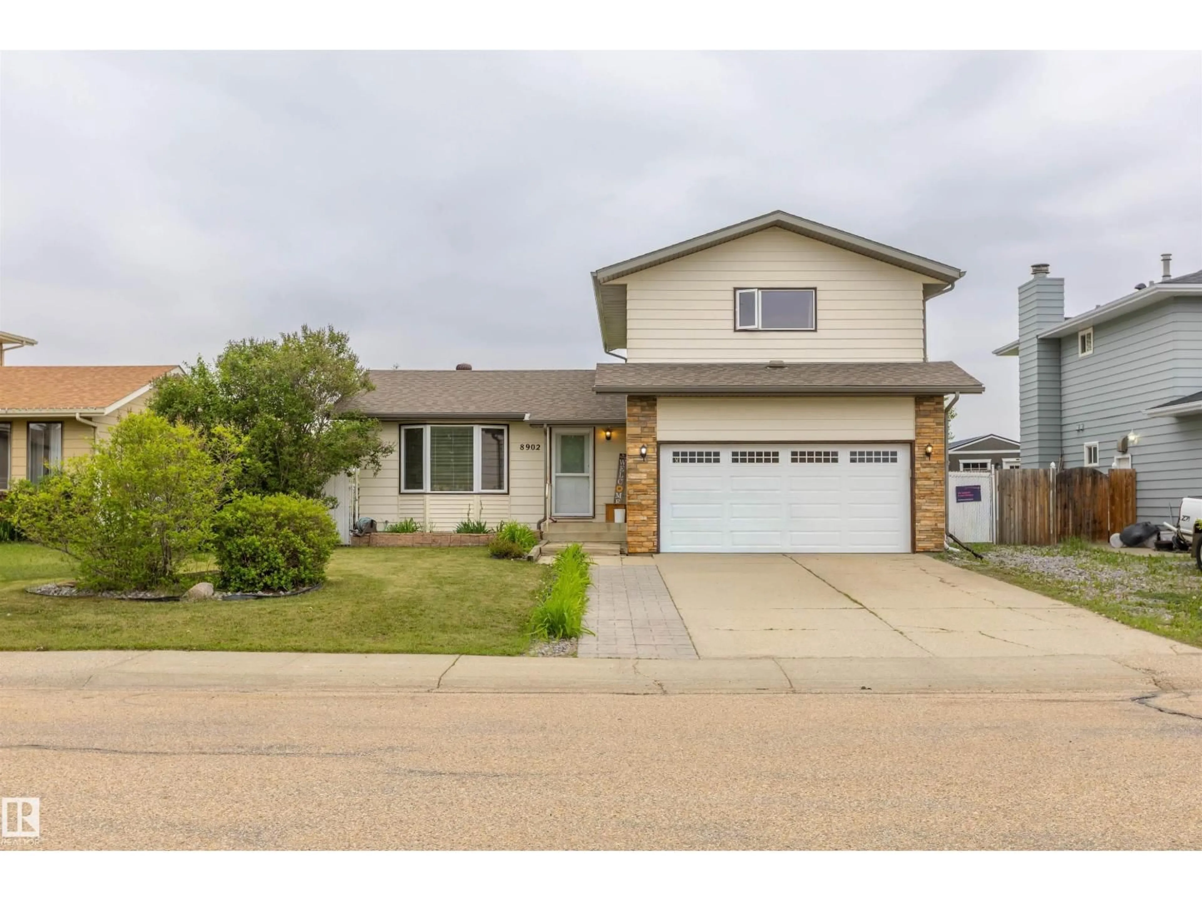 Home with vinyl exterior material, street for 8902 107 AV, Morinville Alberta T8R1C6