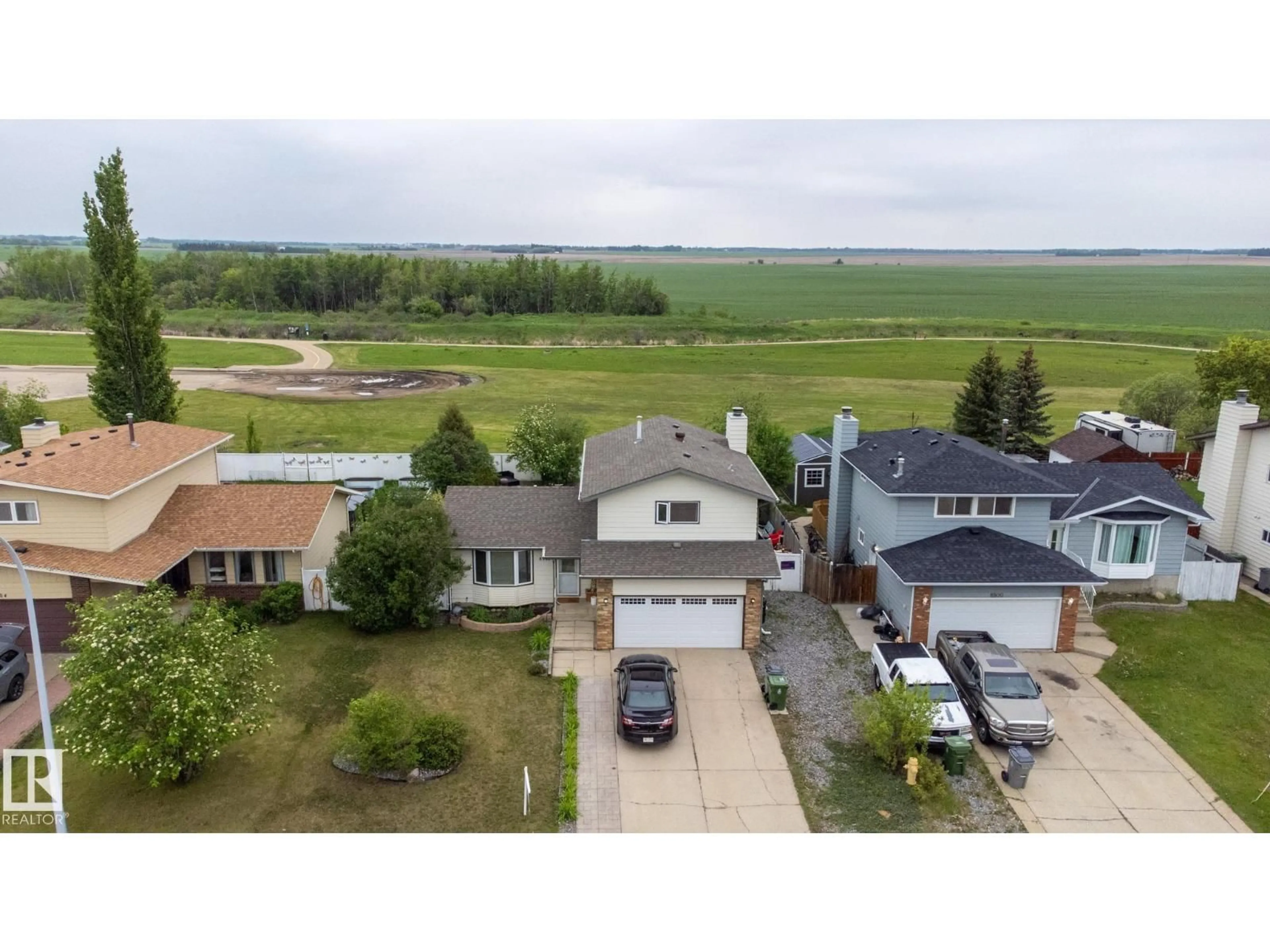 A pic from outside/outdoor area/front of a property/back of a property/a pic from drone, unknown for 8902 107 AV, Morinville Alberta T8R1C6