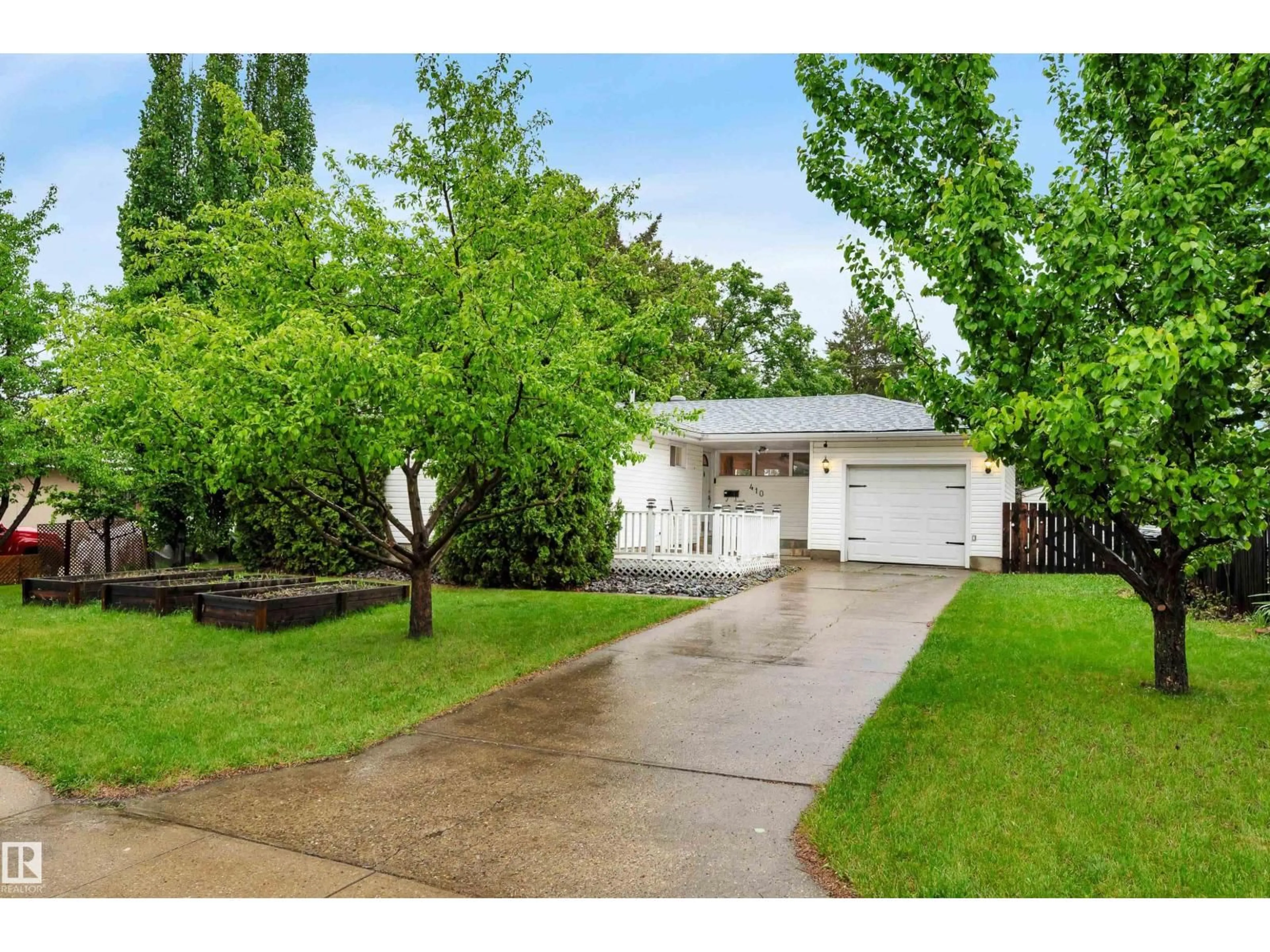 Home with vinyl exterior material, street for 410 CONIFER ST, Sherwood Park Alberta T8A1M9