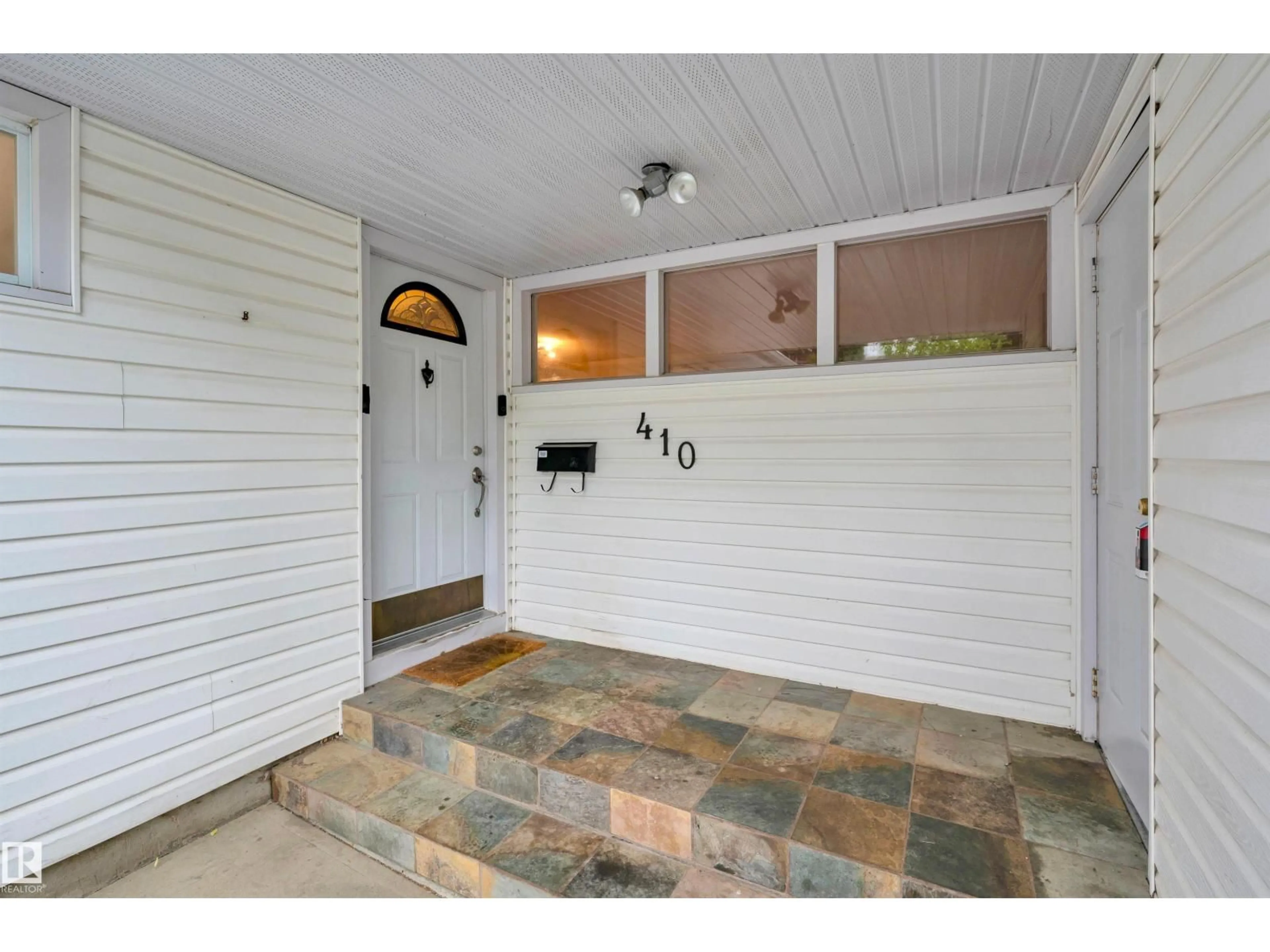 Indoor entryway for 410 CONIFER ST, Sherwood Park Alberta T8A1M9