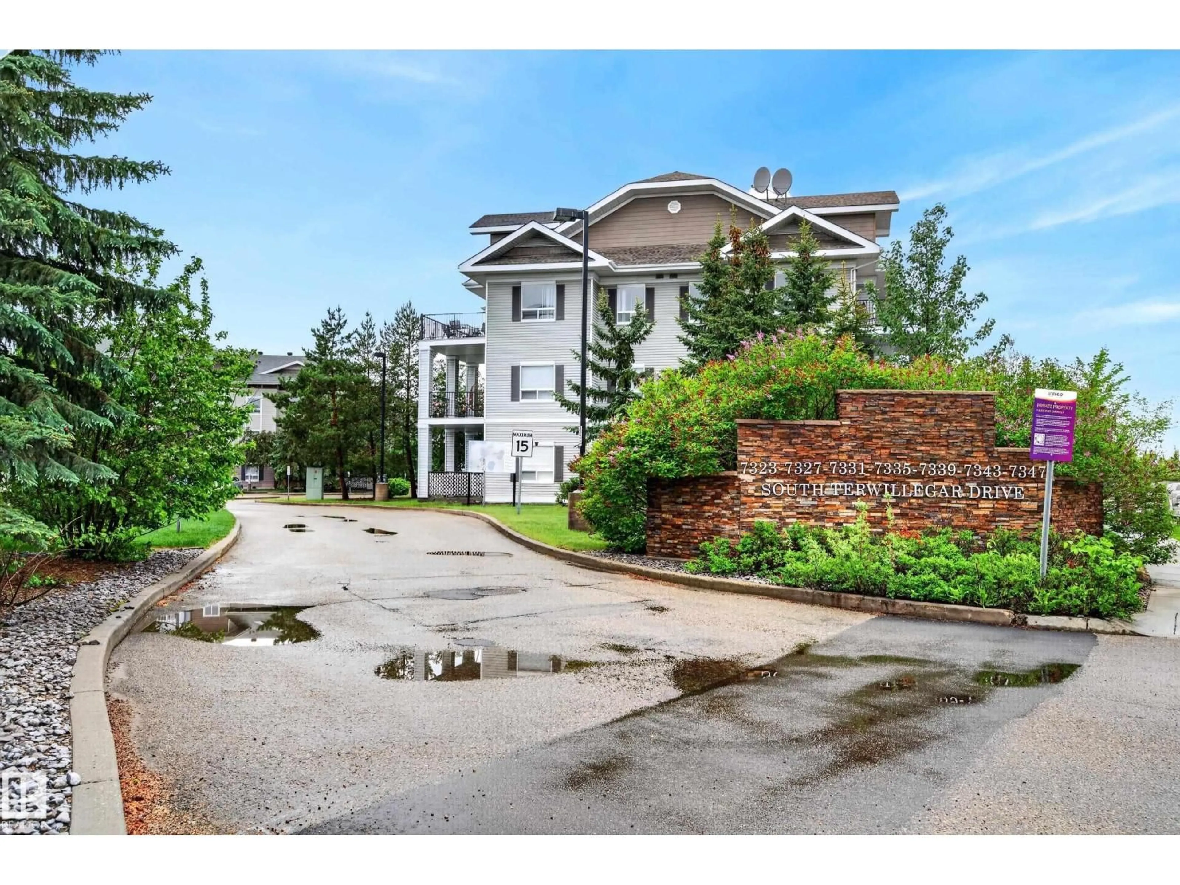 A pic from outside/outdoor area/front of a property/back of a property/a pic from drone, mountain view for 2402 SOUTH TERWILLEGAR DR, Edmonton Alberta T6R0M2