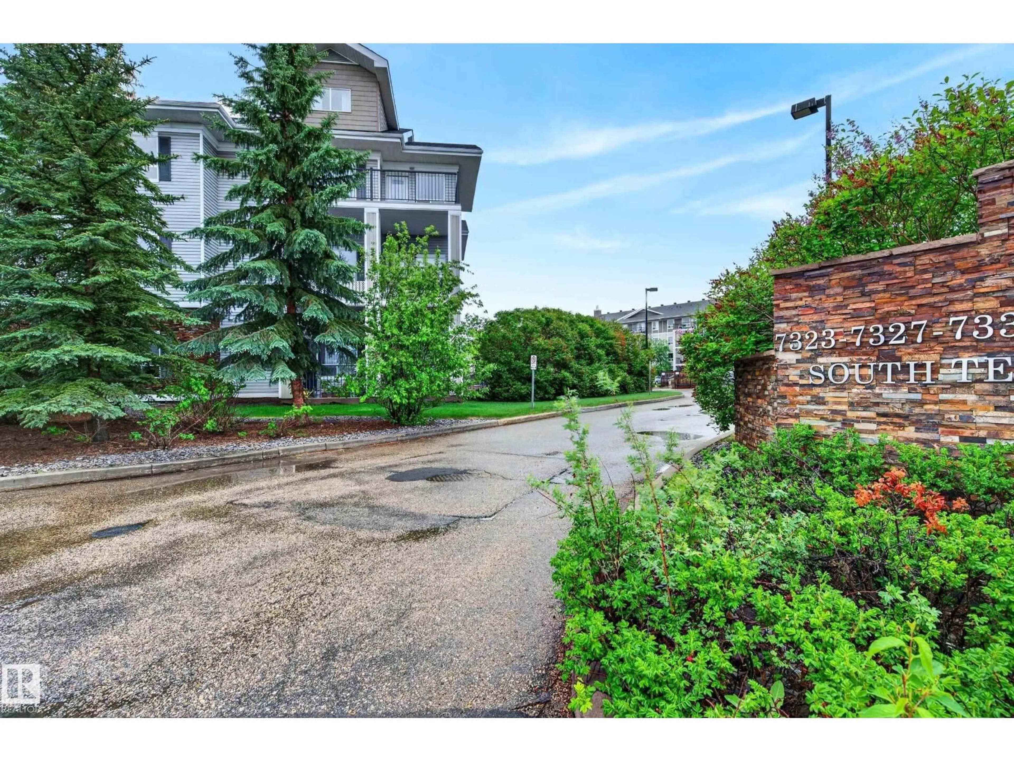 A pic from outside/outdoor area/front of a property/back of a property/a pic from drone, street for 2402 SOUTH TERWILLEGAR DR, Edmonton Alberta T6R0M2