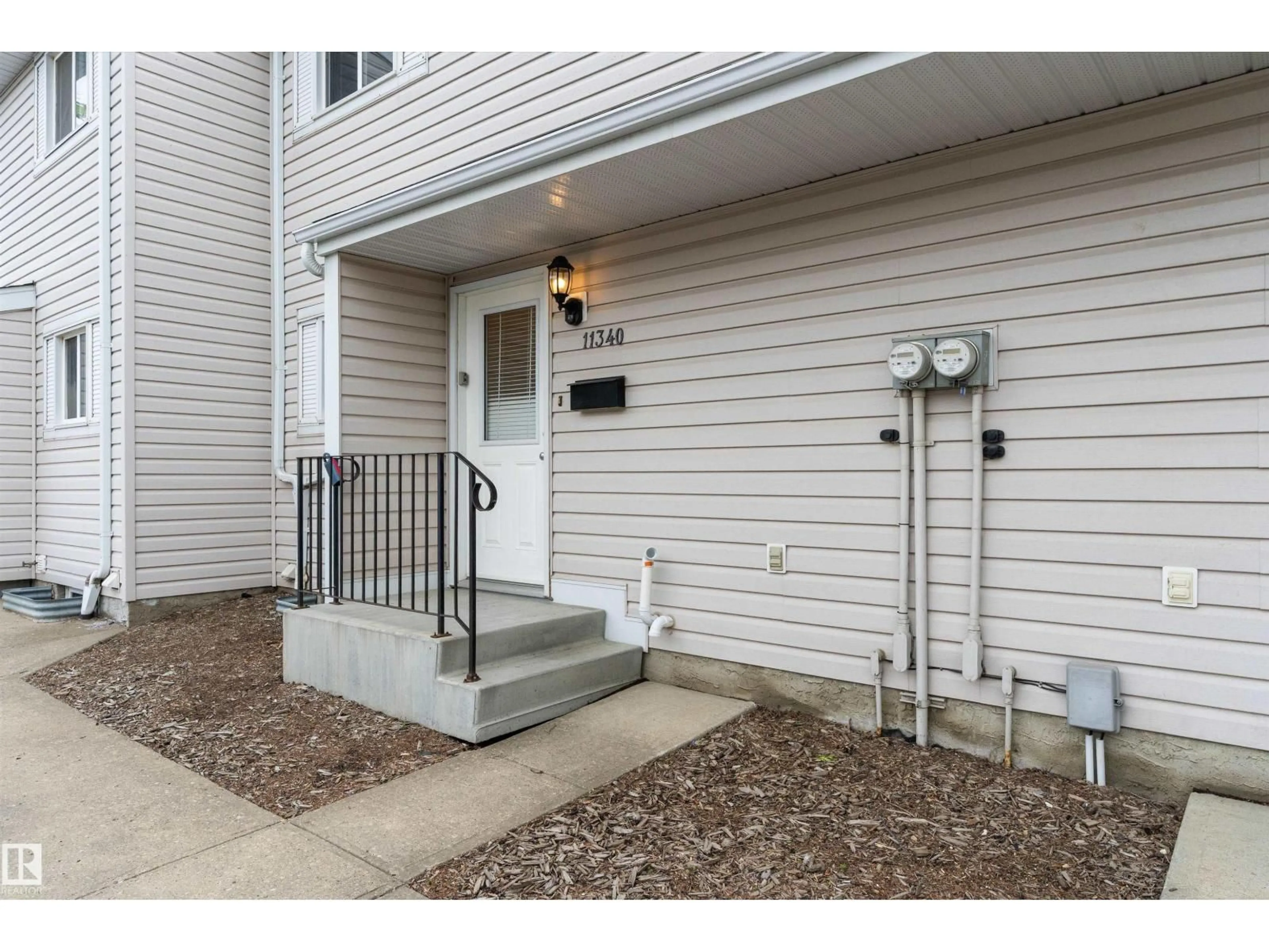 Indoor entryway for 11340 139 AV, Edmonton Alberta T5X3L4