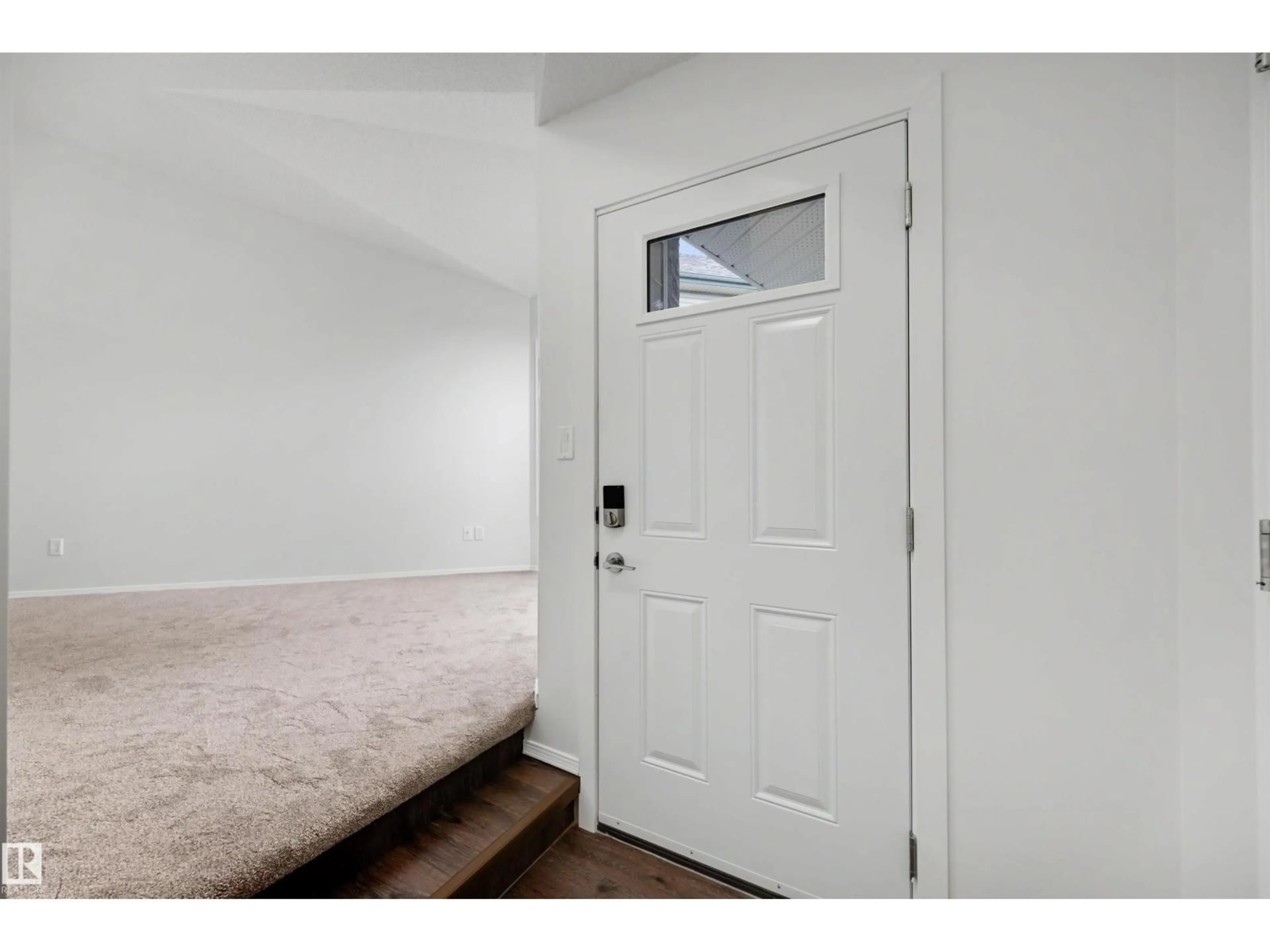 Indoor entryway for 11815 8 AV, Edmonton Alberta T6J6Z9