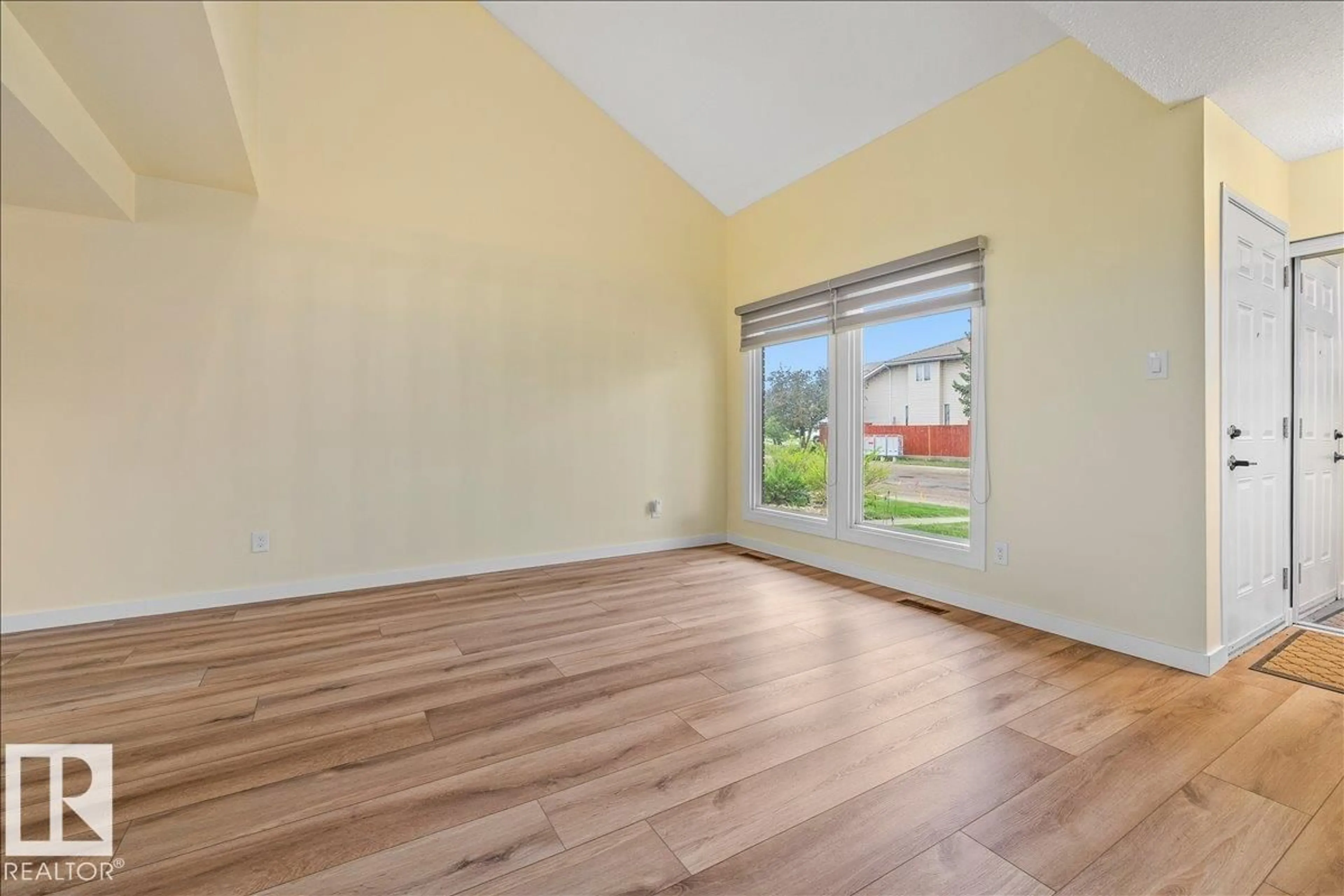 A pic of a room for 5327 HILL VIEW CR, Edmonton Alberta T6L1V9