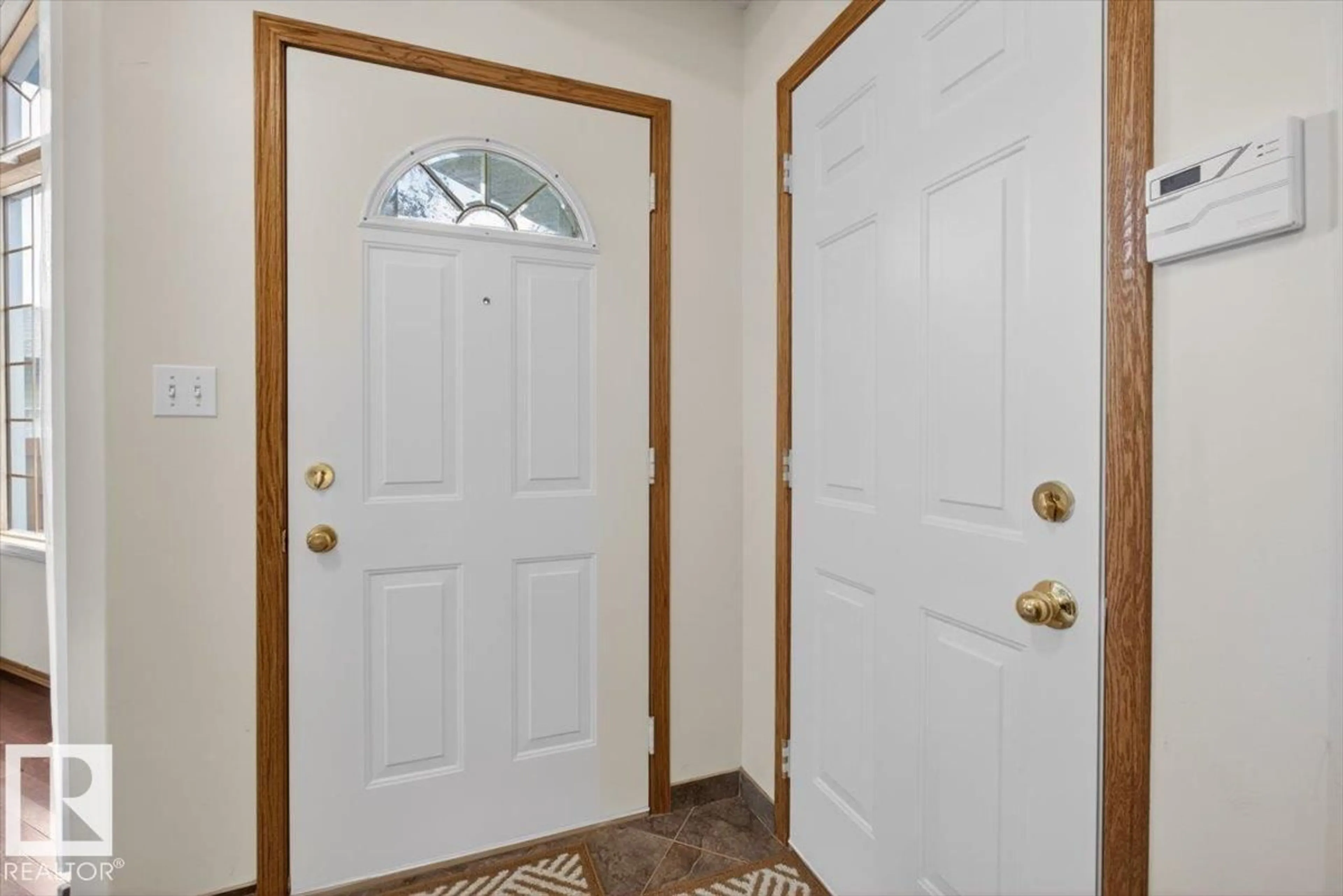 Indoor entryway for 3928 30 ST, Edmonton Alberta T6T1K4