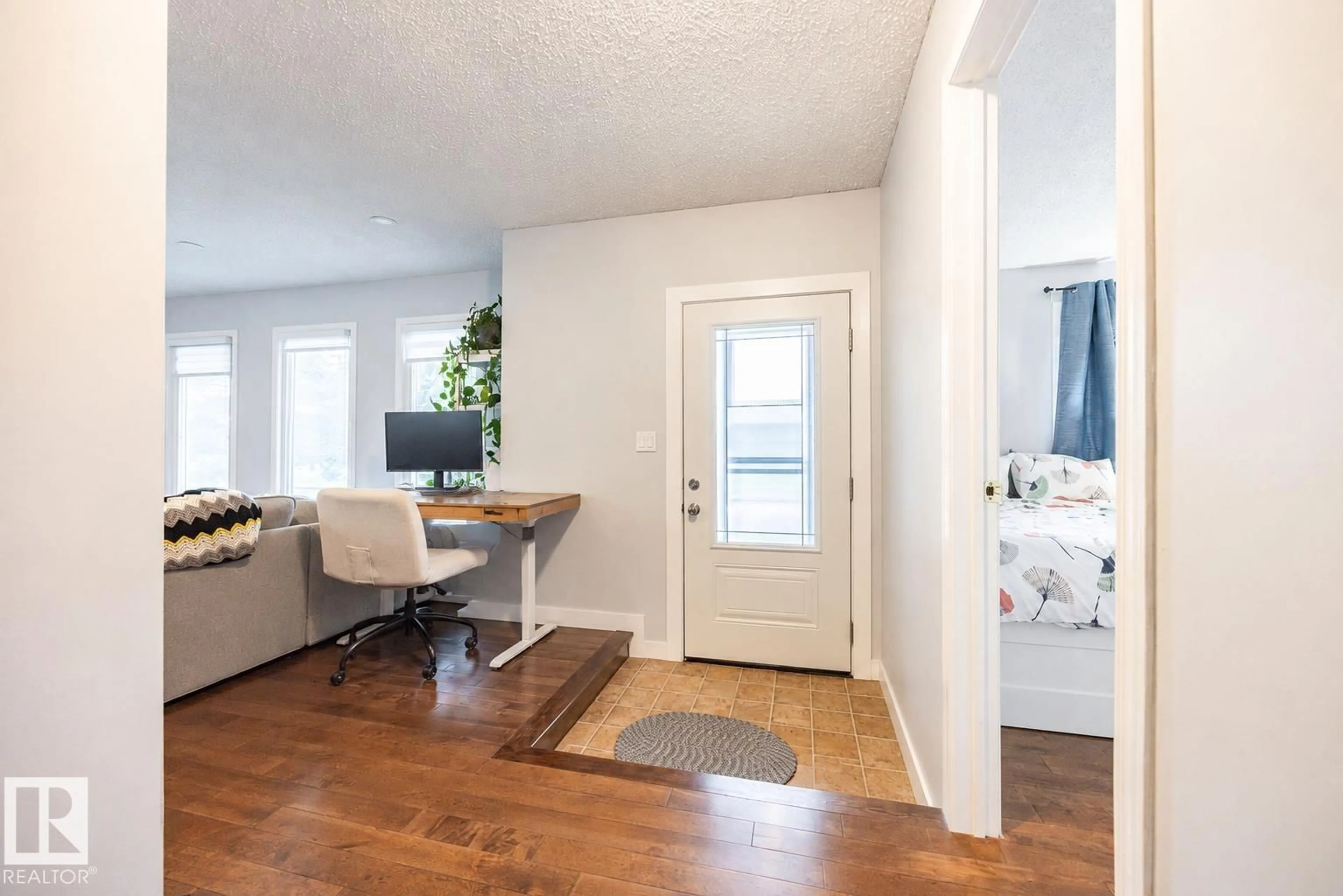 Indoor entryway for 17932 93 AV, Edmonton Alberta T5T1V6