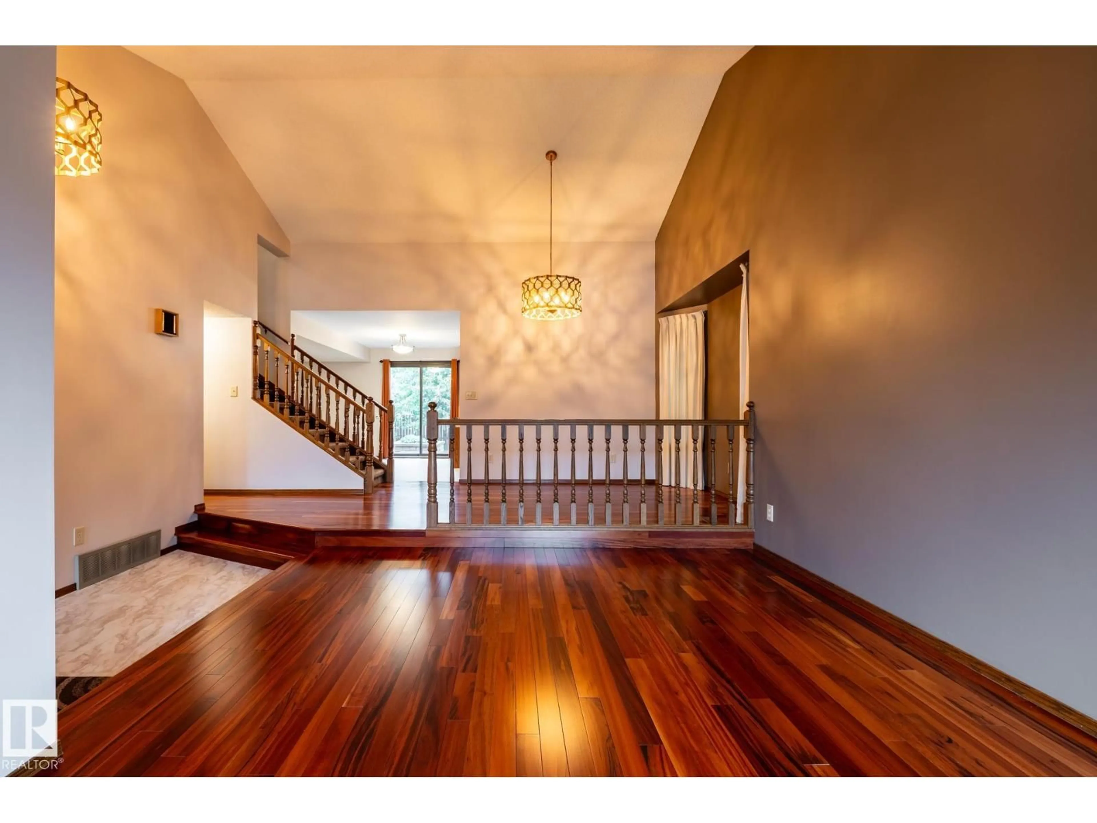 Indoor foyer for 2609 49 ST, Edmonton Alberta T6L3W8