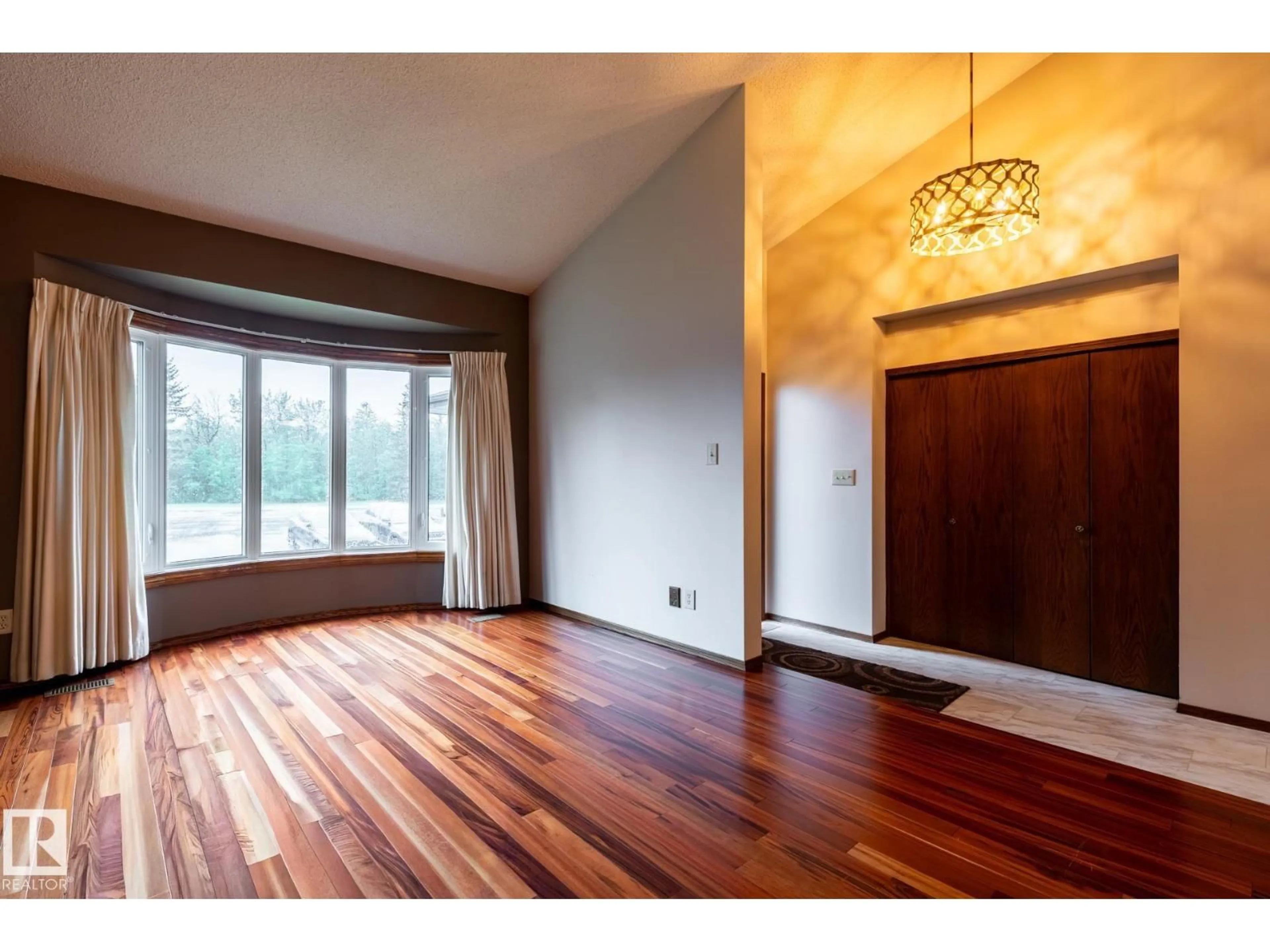 Indoor entryway for 2609 49 ST, Edmonton Alberta T6L3W8
