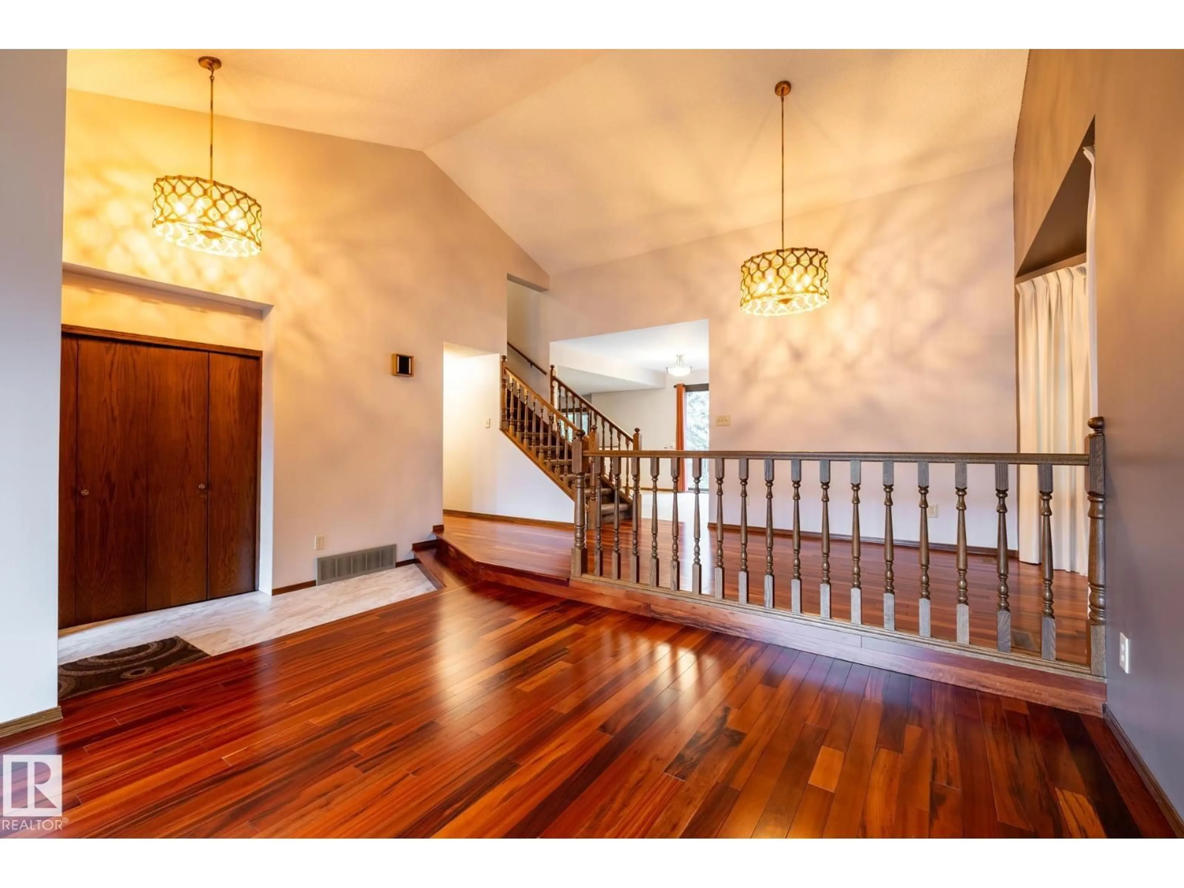 Indoor foyer for 2609 49 ST, Edmonton Alberta T6L3W8