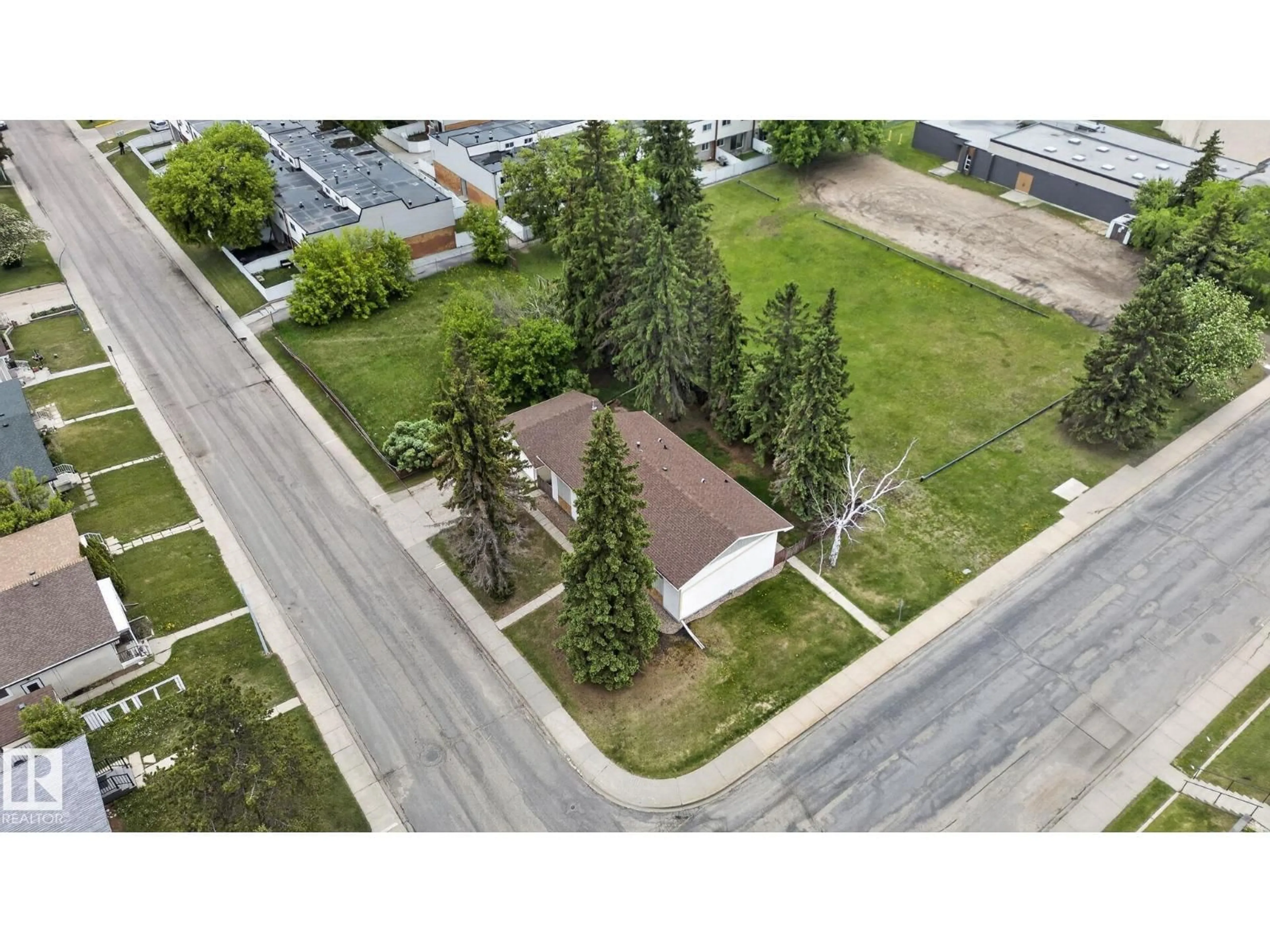A pic from outside/outdoor area/front of a property/back of a property/a pic from drone, street for NW - 13920 64 ST, Edmonton Alberta T5A1R9