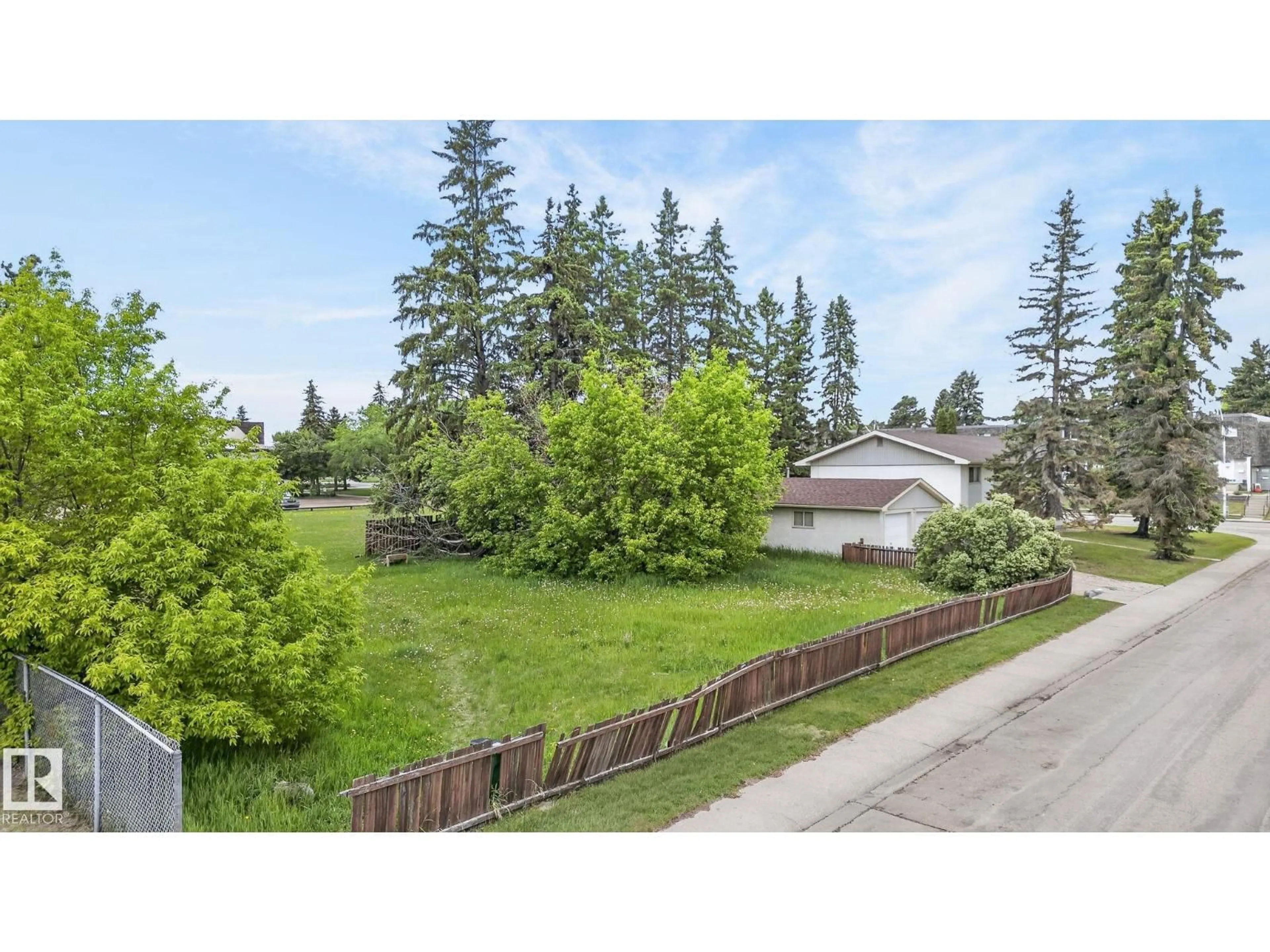 A pic from outside/outdoor area/front of a property/back of a property/a pic from drone, street for NW - 13920 64 ST, Edmonton Alberta T5A1R9
