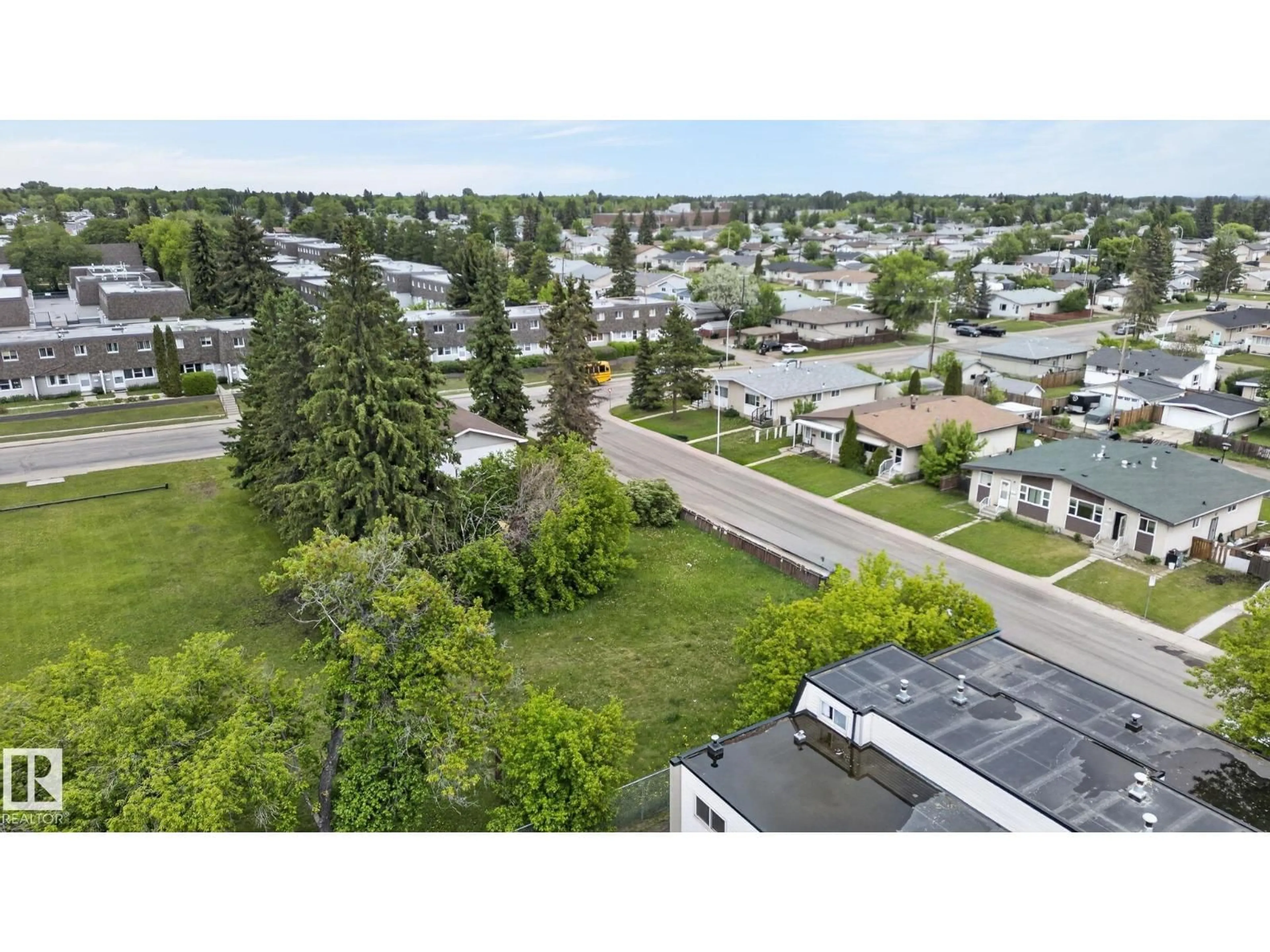 A pic from outside/outdoor area/front of a property/back of a property/a pic from drone, mountain view for NW - 13920 64 ST, Edmonton Alberta T5A1R9