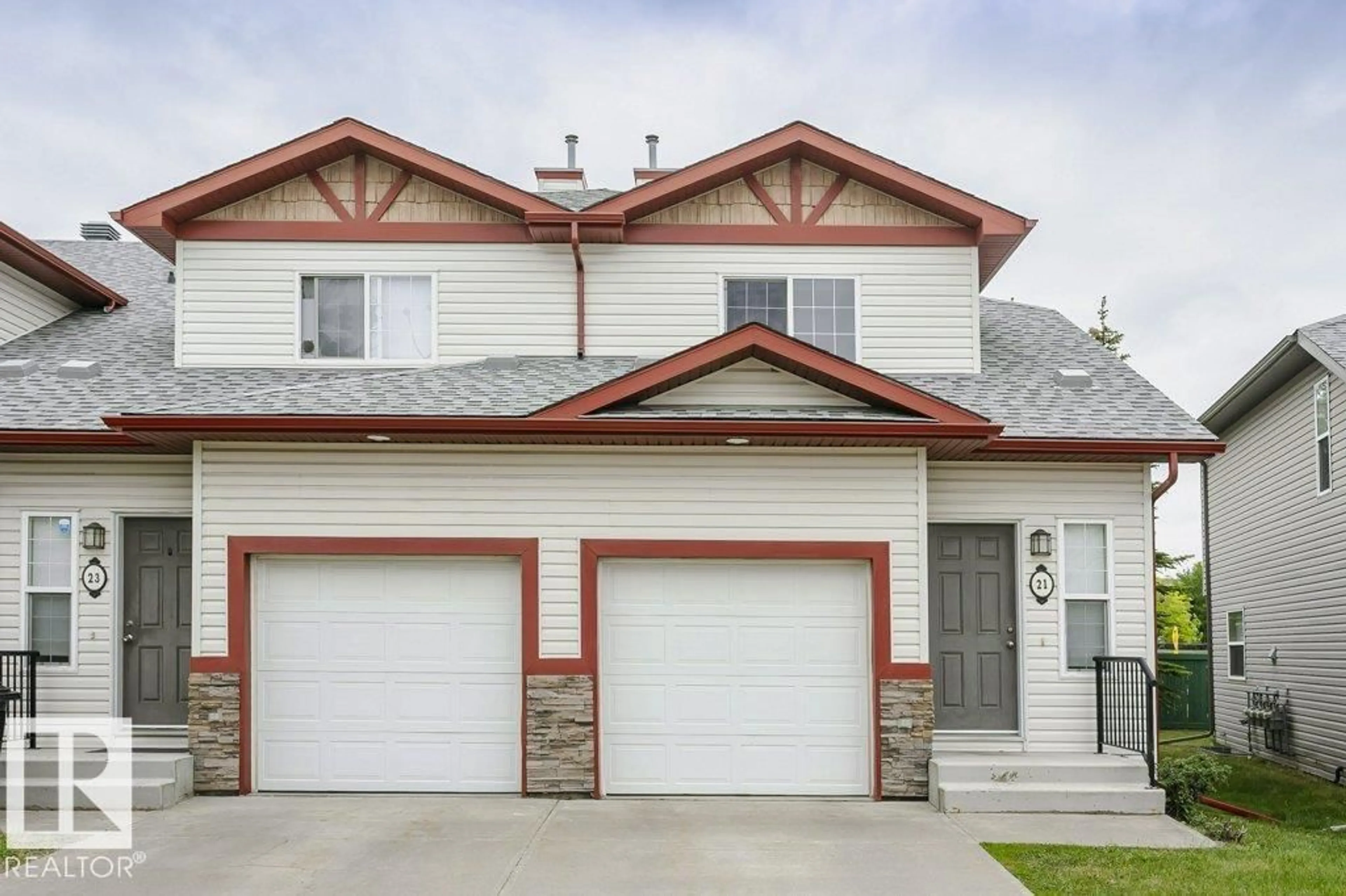 Home with vinyl exterior material, street for 15 - 21 WOODSMERE CL, Fort Saskatchewan Alberta T8L4S2