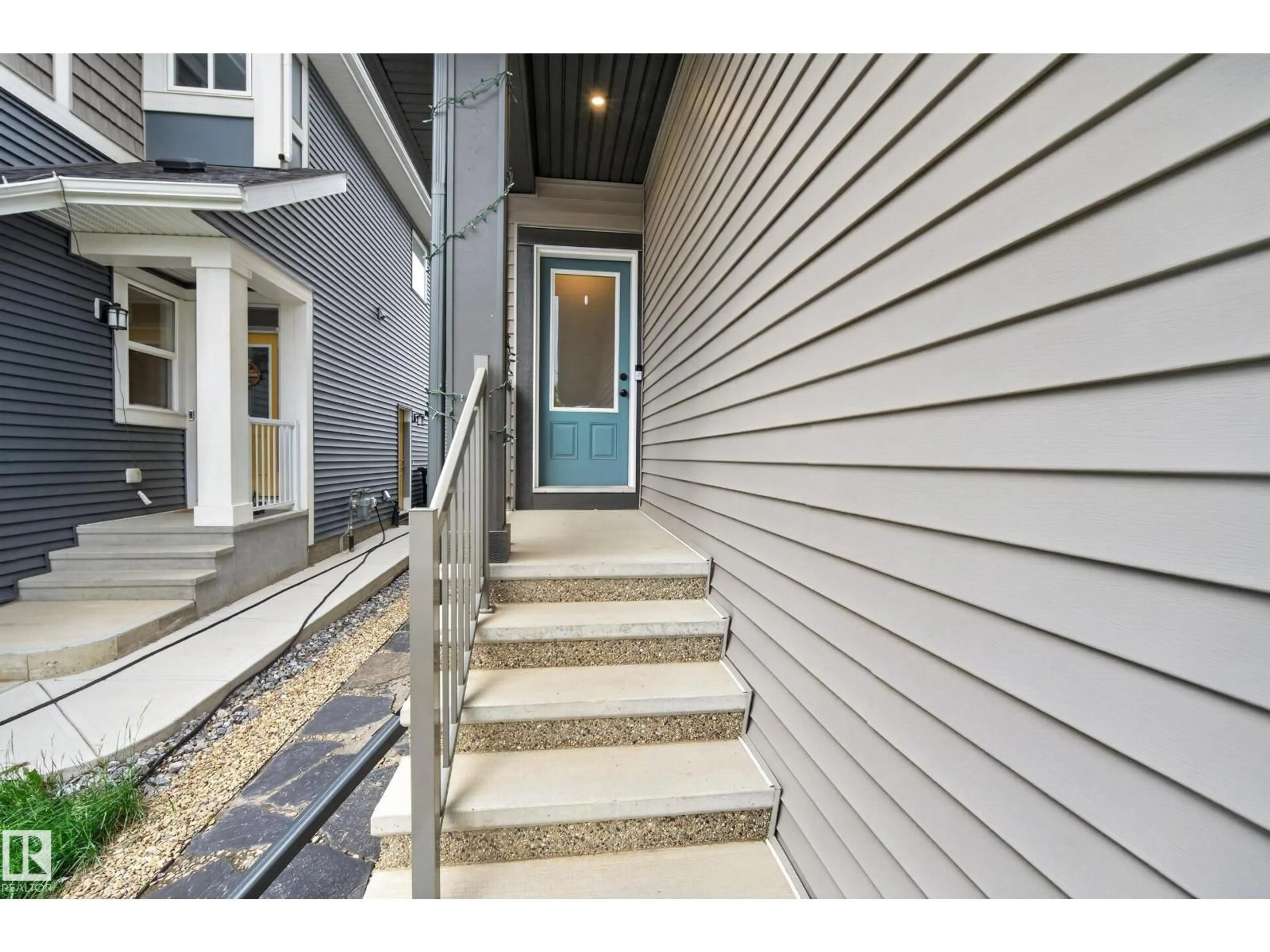 Indoor entryway for 22836 94 AV, Edmonton Alberta T5T3Y2