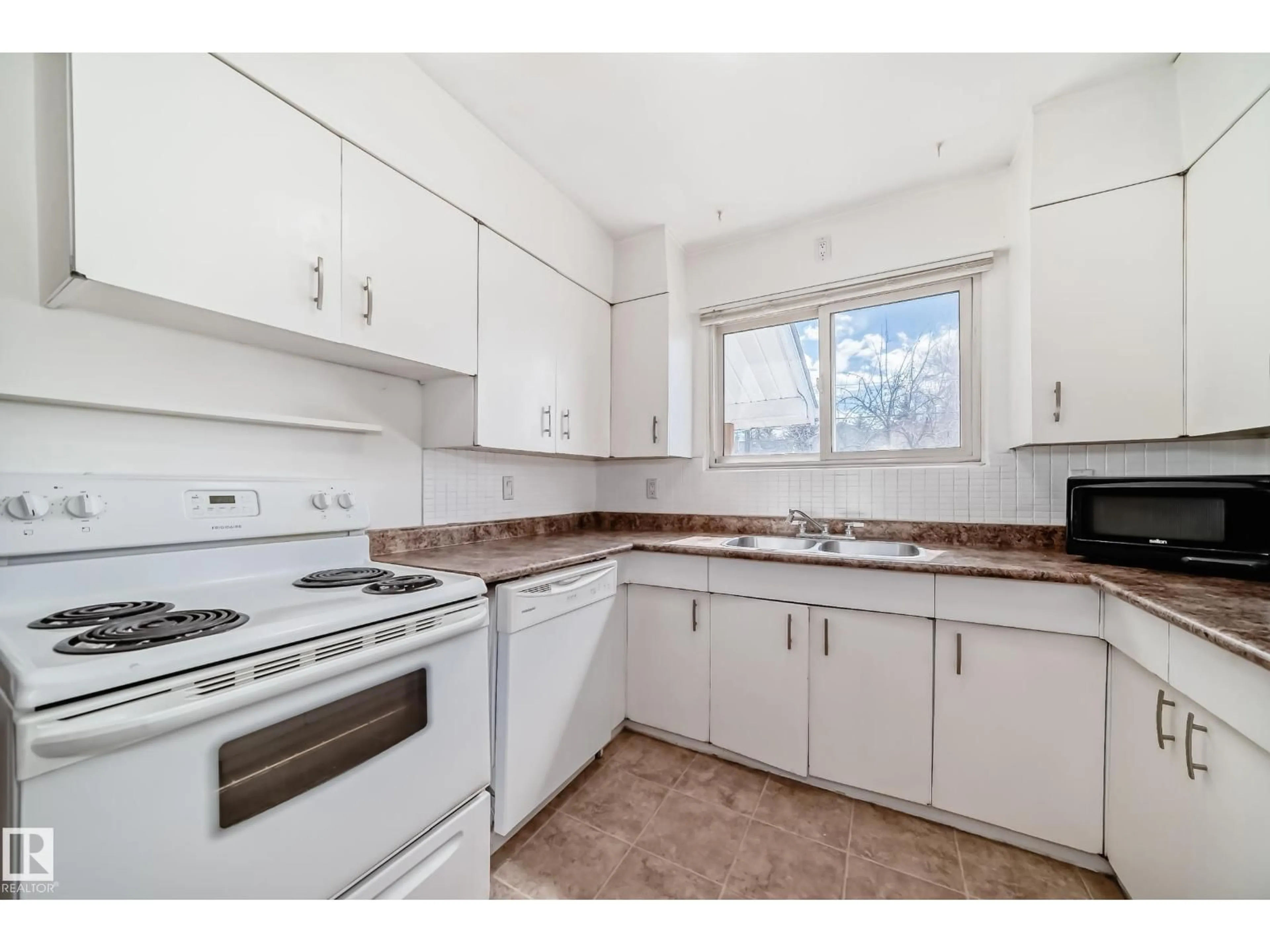 Standard kitchen, unknown for 10837 65 AV, Edmonton Alberta T6H1V8