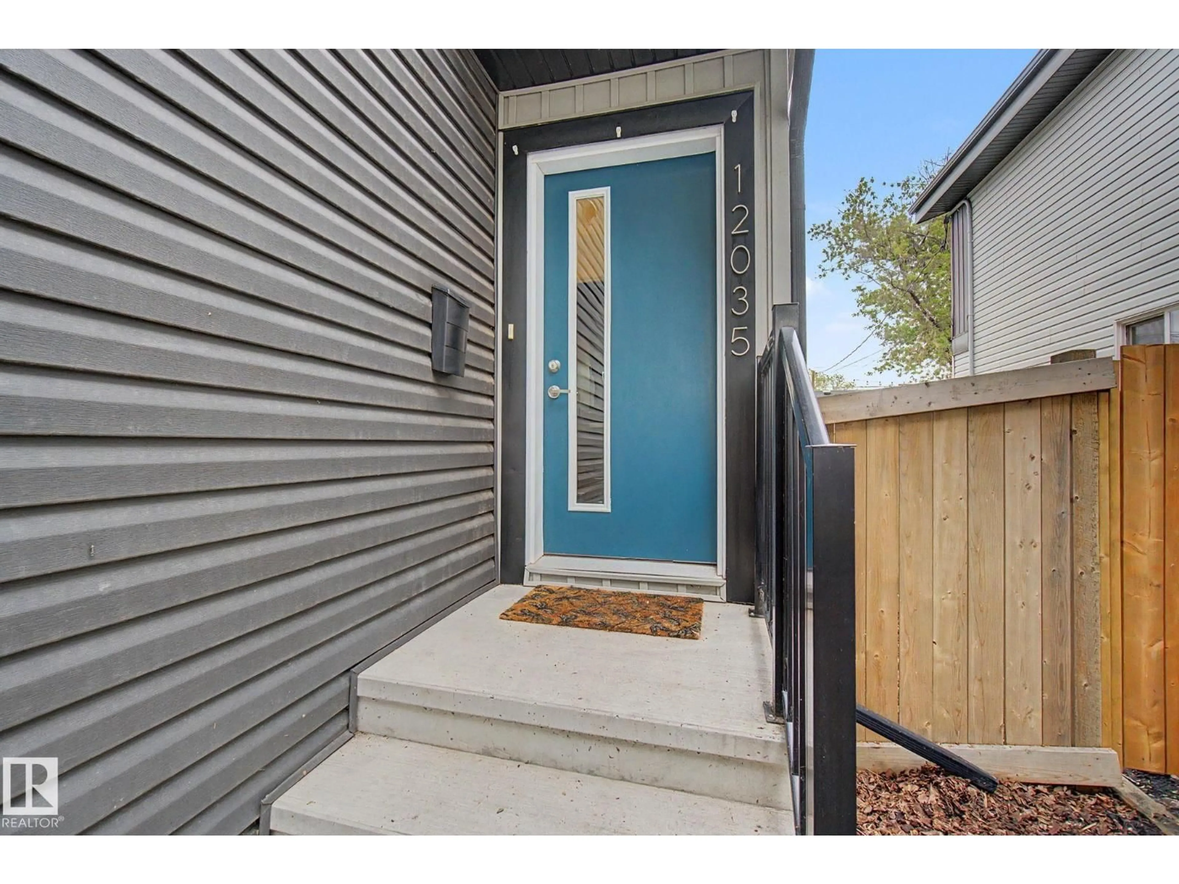 Indoor entryway for NW - 12035 93 ST, Edmonton Alberta T5G1E7