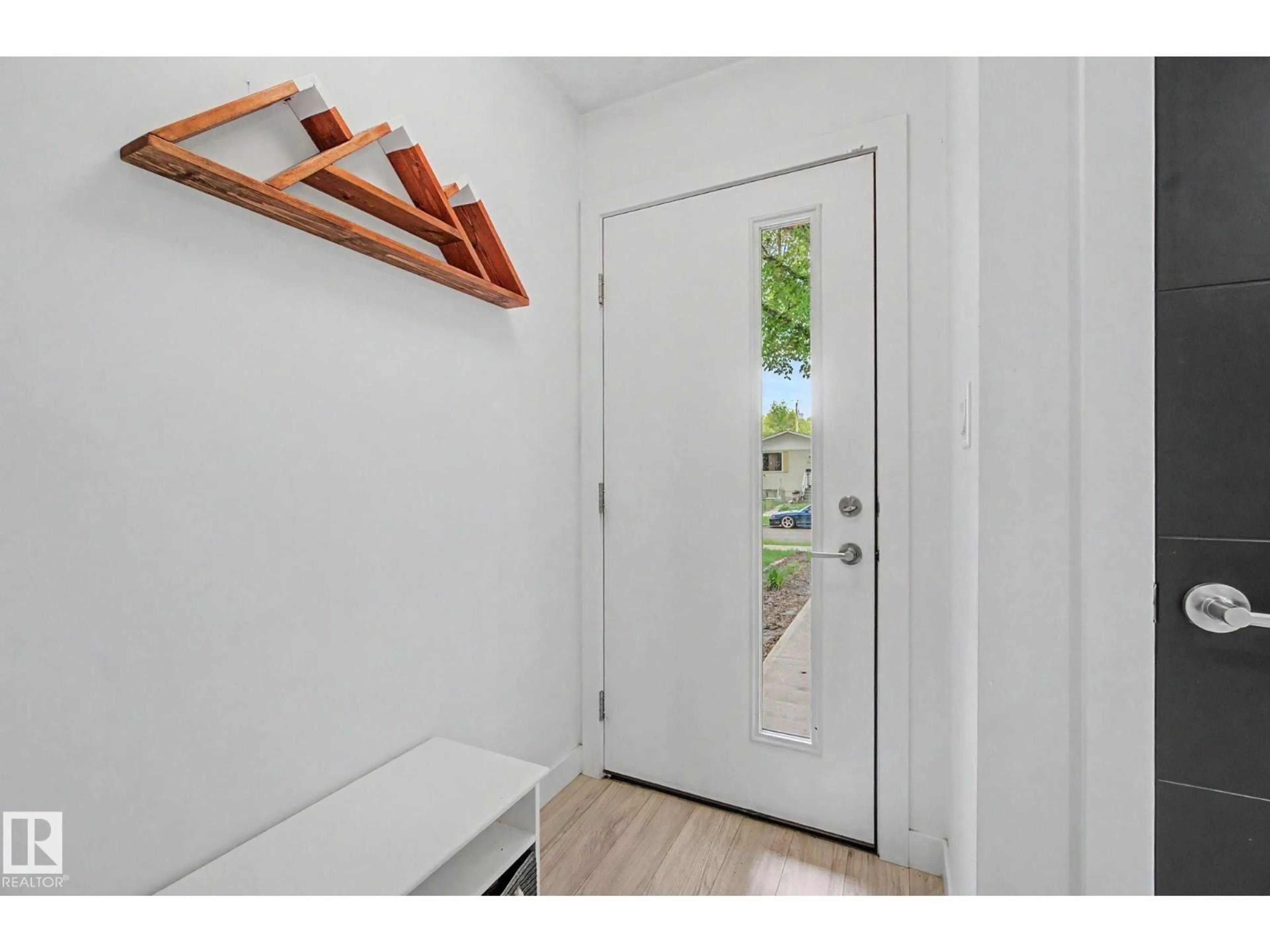 Indoor entryway for NW - 12035 93 ST, Edmonton Alberta T5G1E7