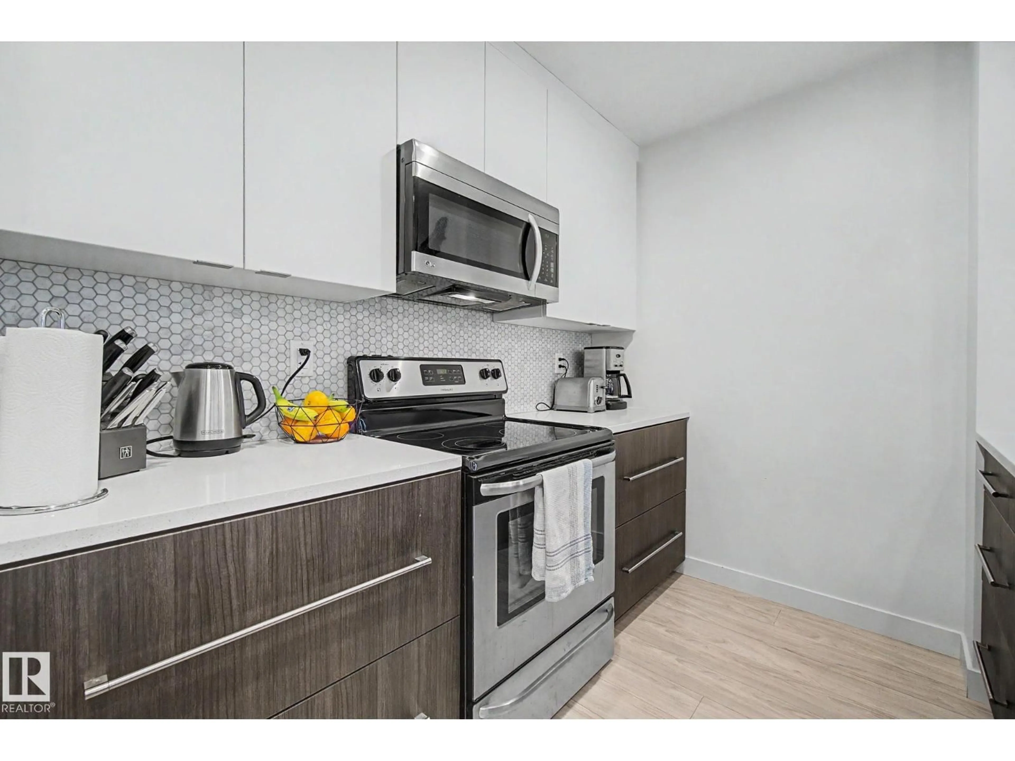 Standard kitchen, wood/laminate floor for NW - 12035 93 ST, Edmonton Alberta T5G1E7
