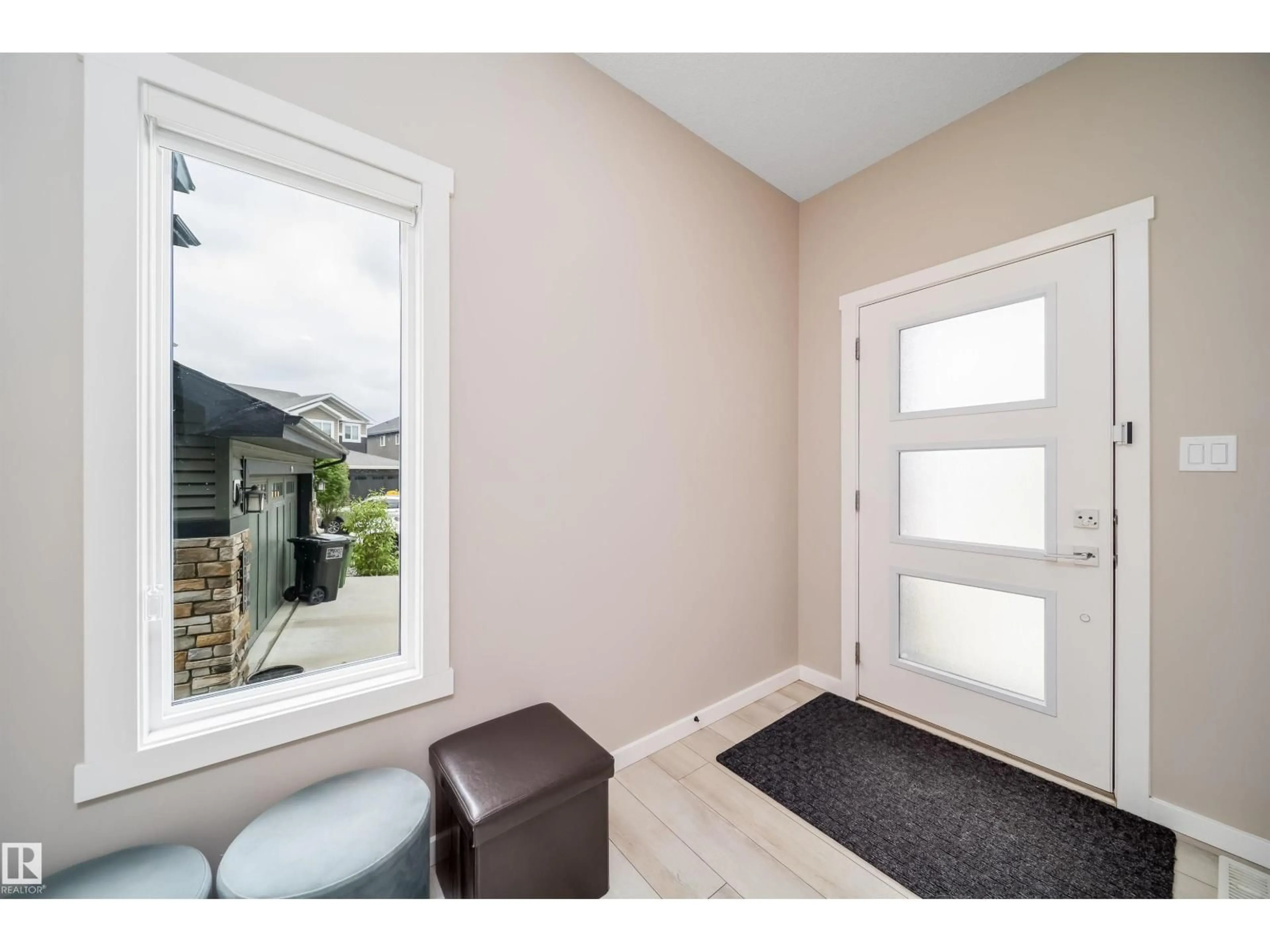 Indoor entryway for 2417 WONNACOTT CT, Edmonton Alberta T6X2K5