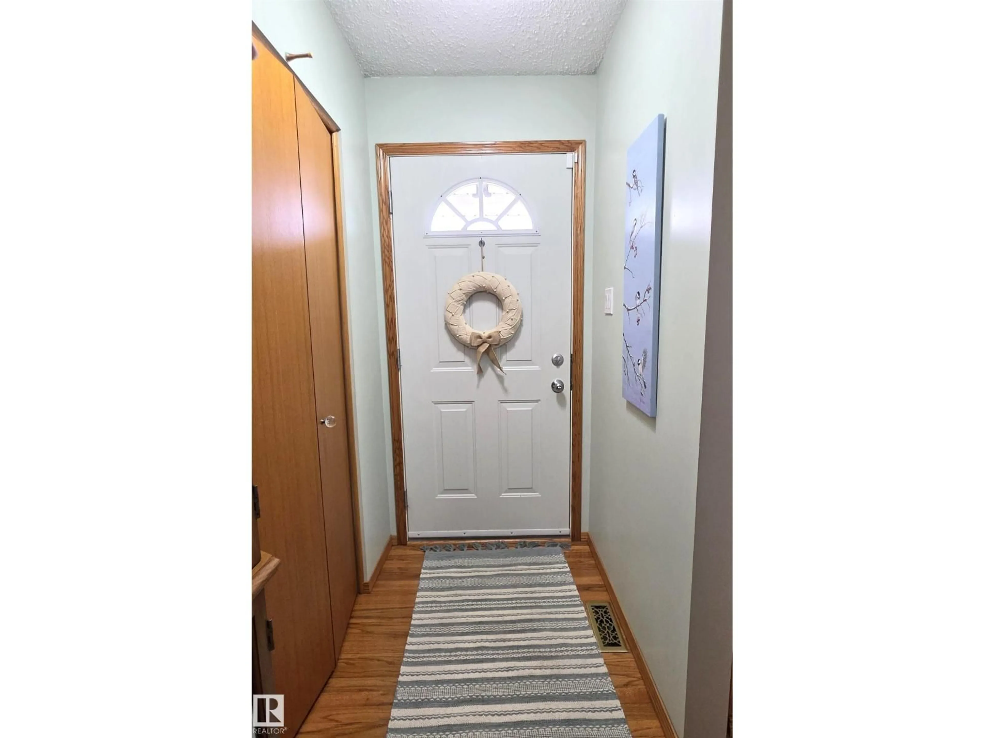 Indoor entryway for 4606 54 AV, Two Hills Alberta T0B4K0