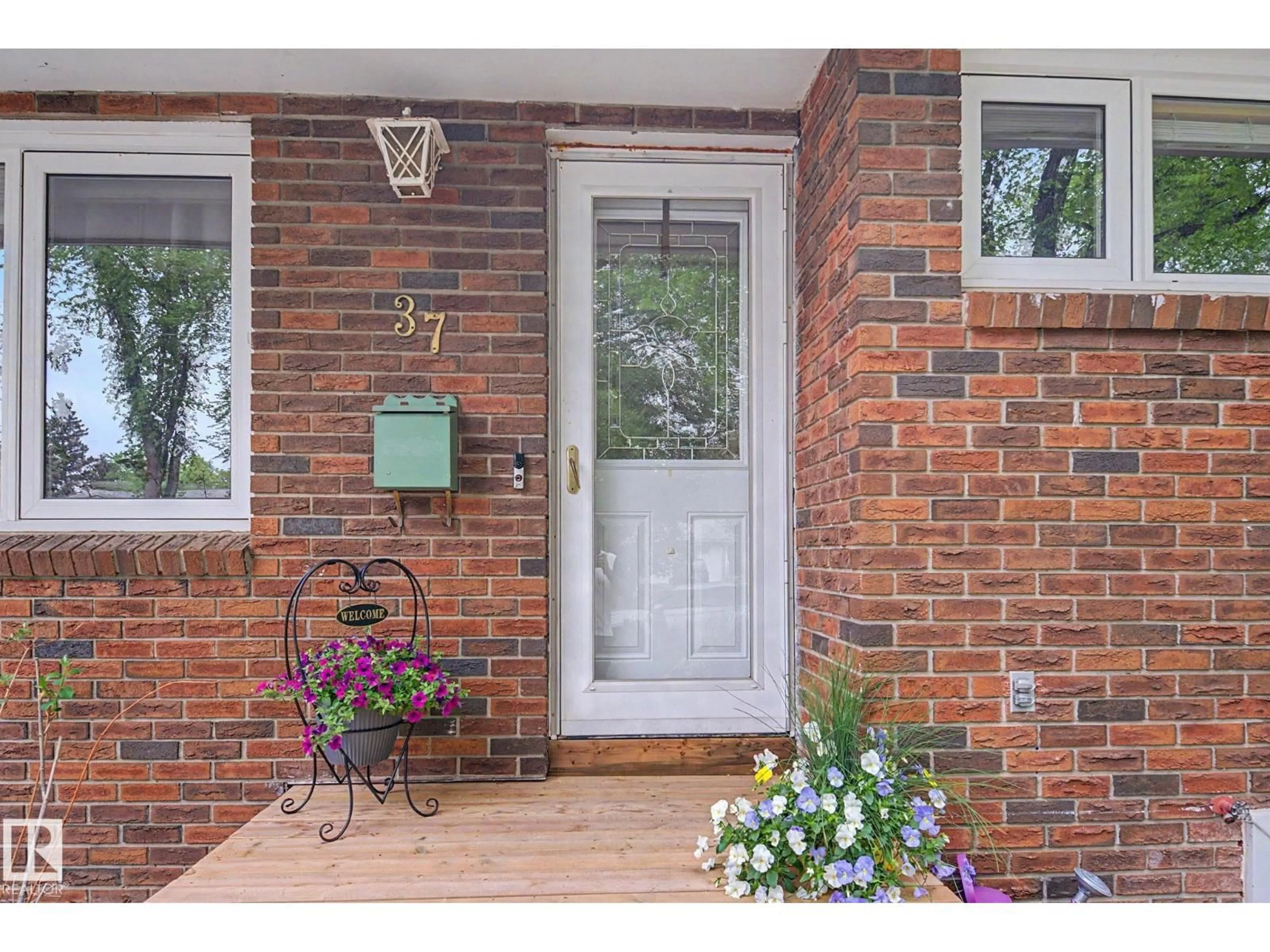 Indoor entryway for 37 SUNNYSIDE CR, St. Albert Alberta T8N0J4