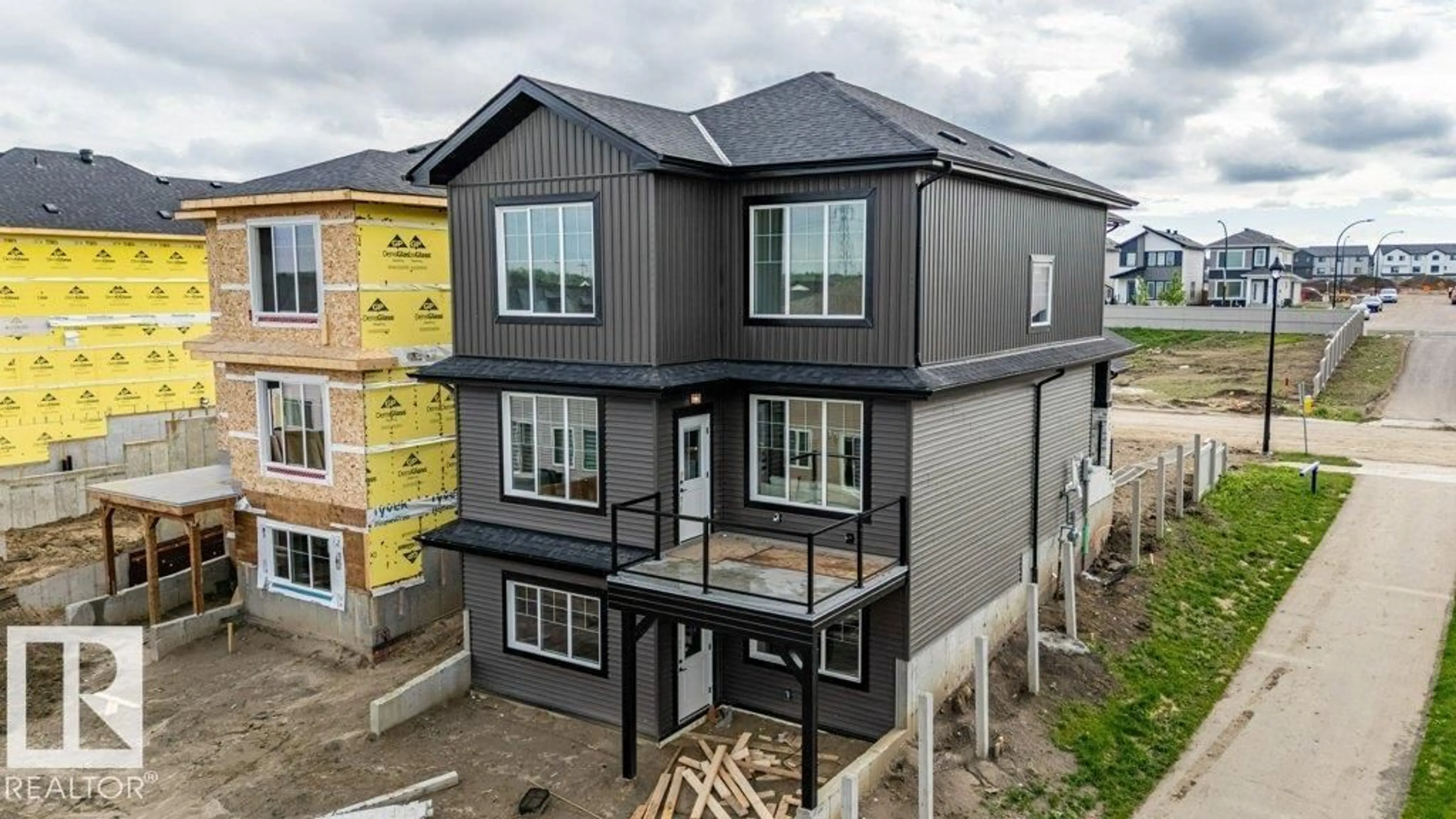 Home with vinyl exterior material, building for 82 WYNN RD, Fort Saskatchewan Alberta T8L3X9