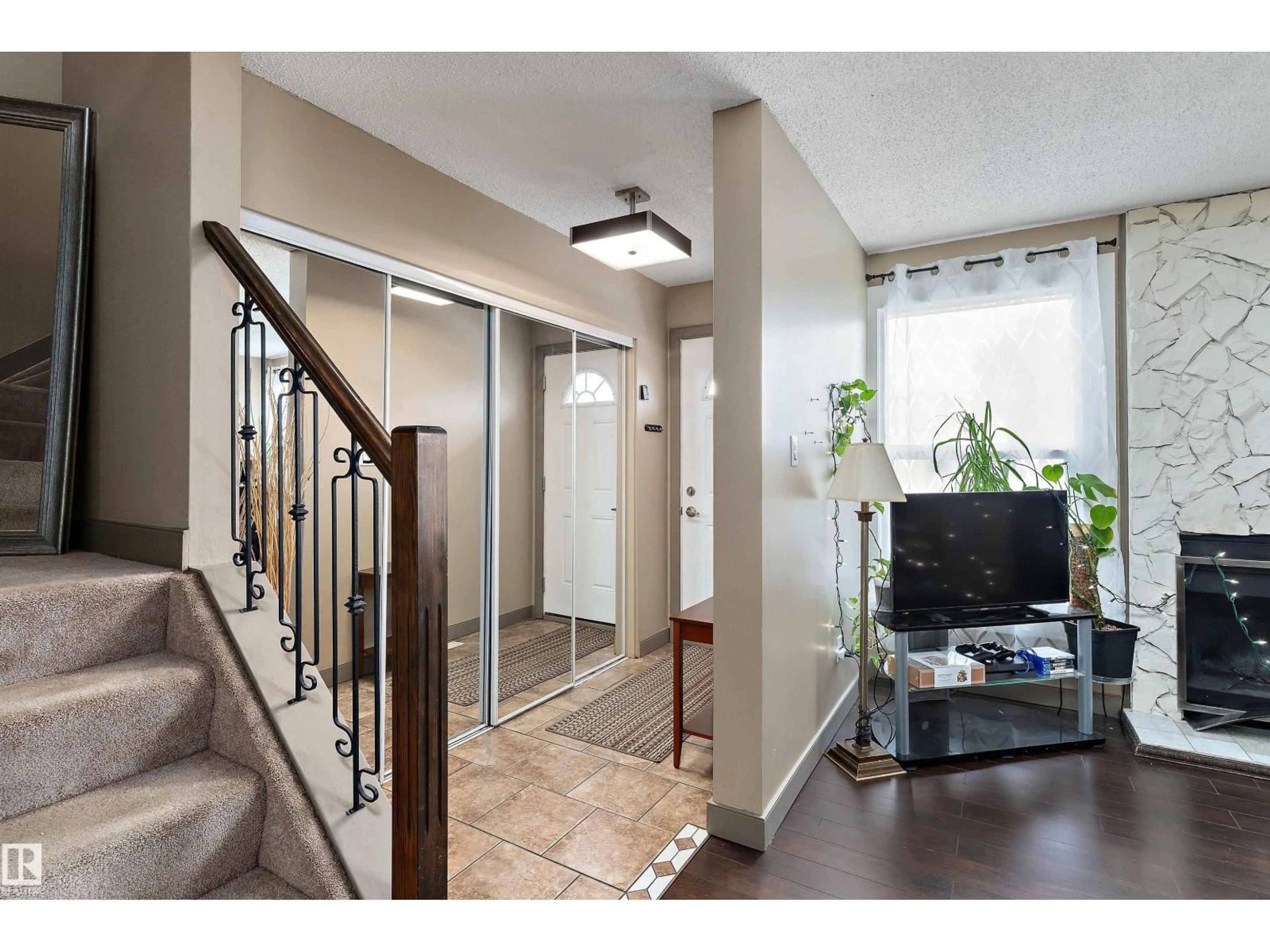 Indoor entryway for 1128 KNOTTWOOD RD E NW, Edmonton Alberta T6K2J8