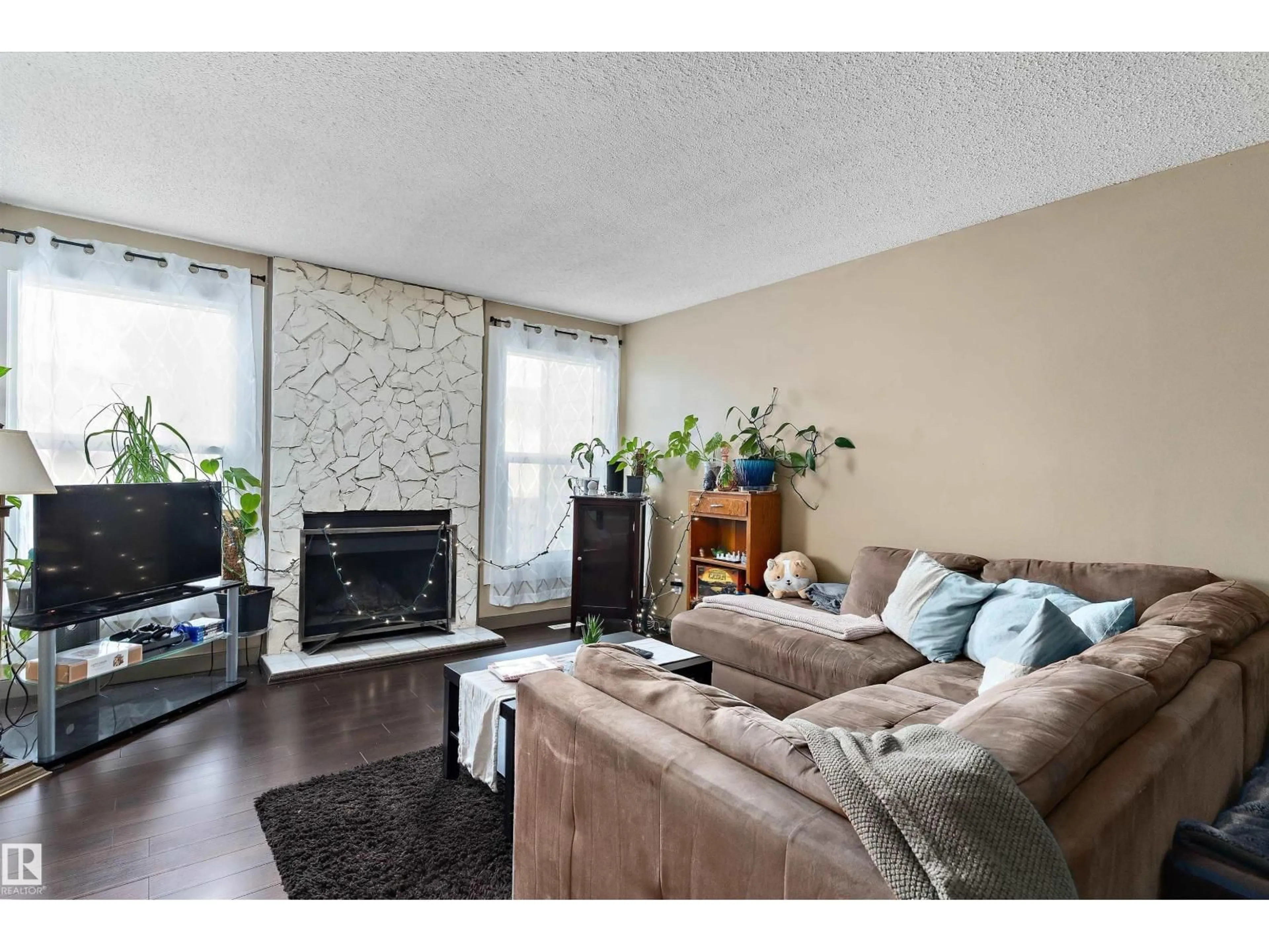 Living room with furniture, unknown for 1128 KNOTTWOOD RD E NW, Edmonton Alberta T6K2J8