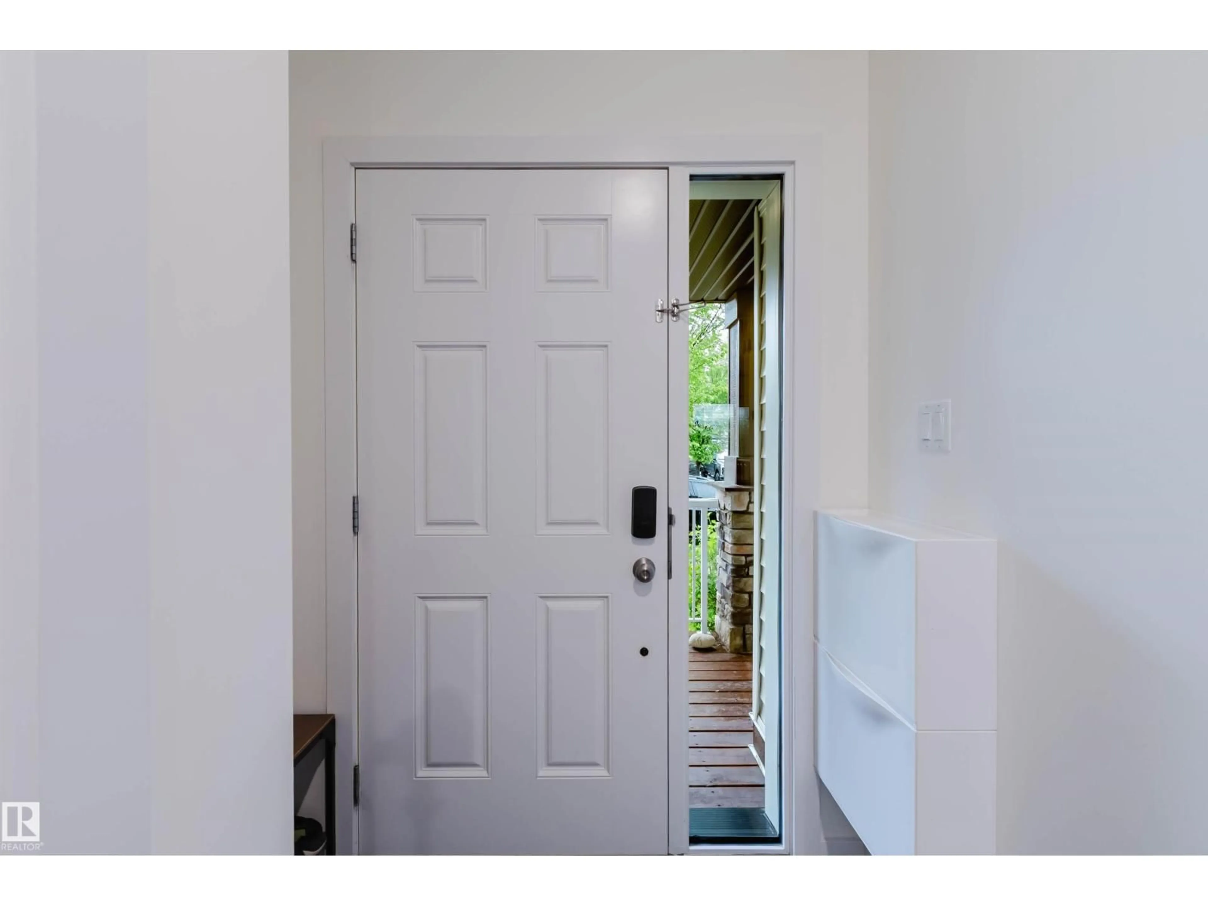 Indoor entryway for 2124 GLENRIDDING WY, Edmonton Alberta T6W2H4
