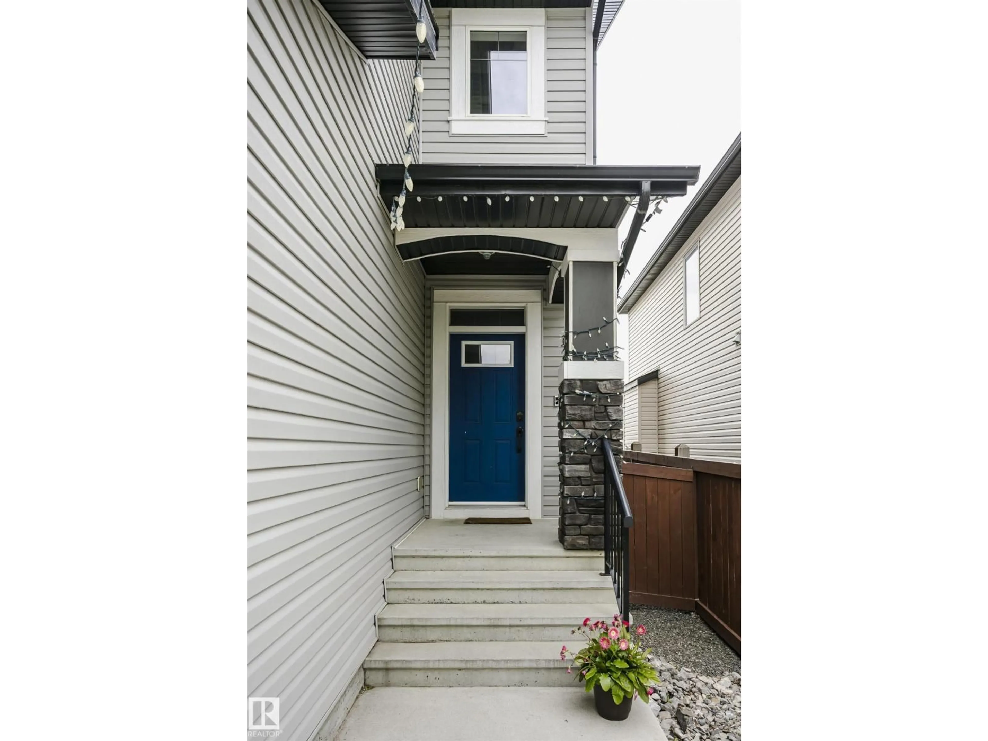 Indoor entryway for 21807 97 AV, Edmonton Alberta T5T4H6