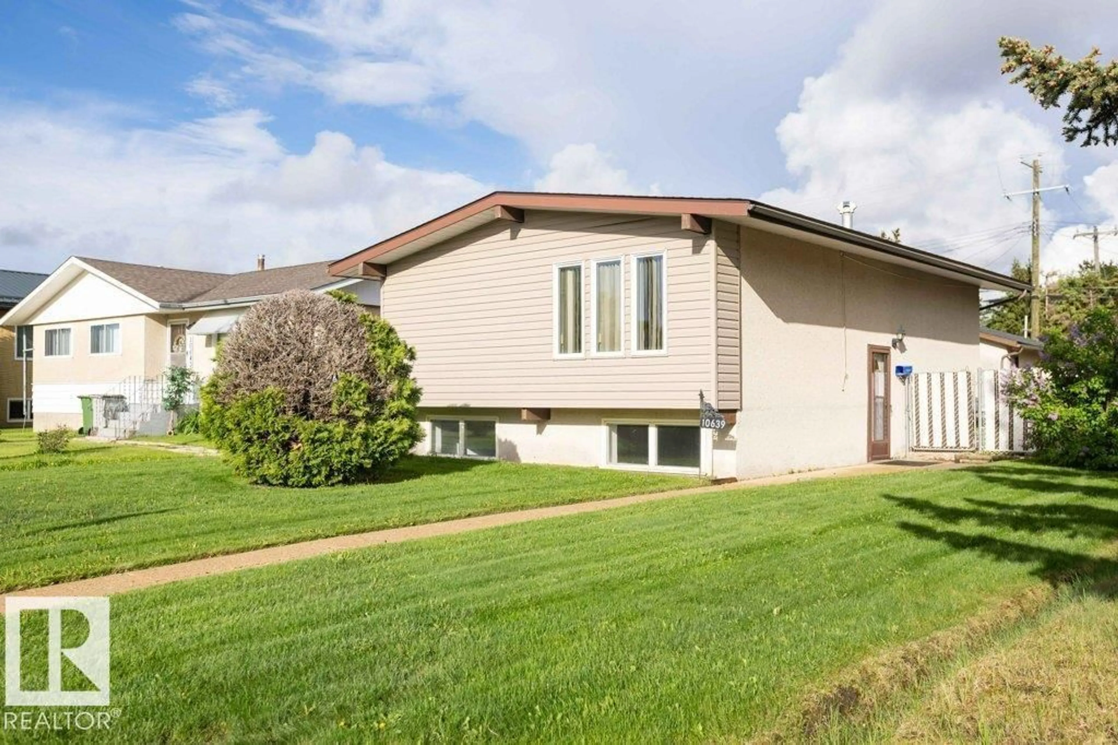 Home with vinyl exterior material, unknown for 10639 104 ST, Westlock Alberta T7P1L8