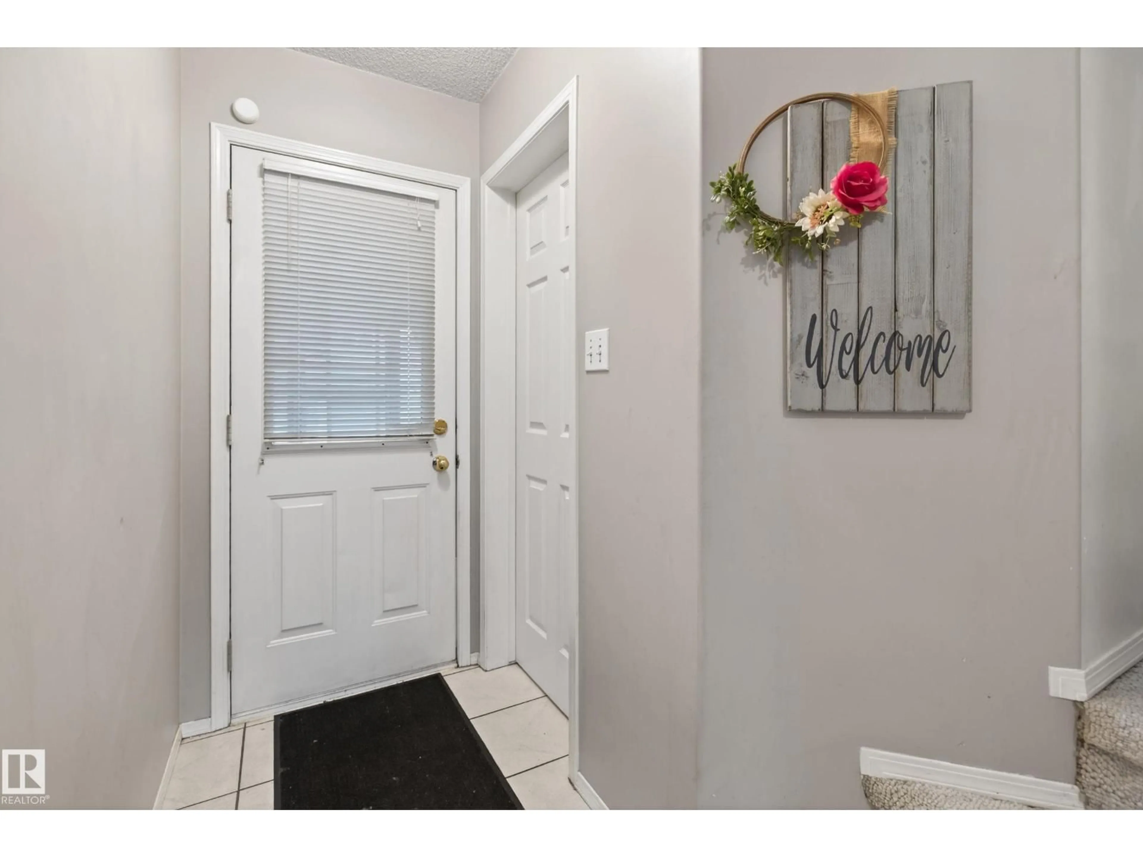 Indoor entryway for #21 - 501 YOUVILLE DR, Edmonton Alberta T6L6T8