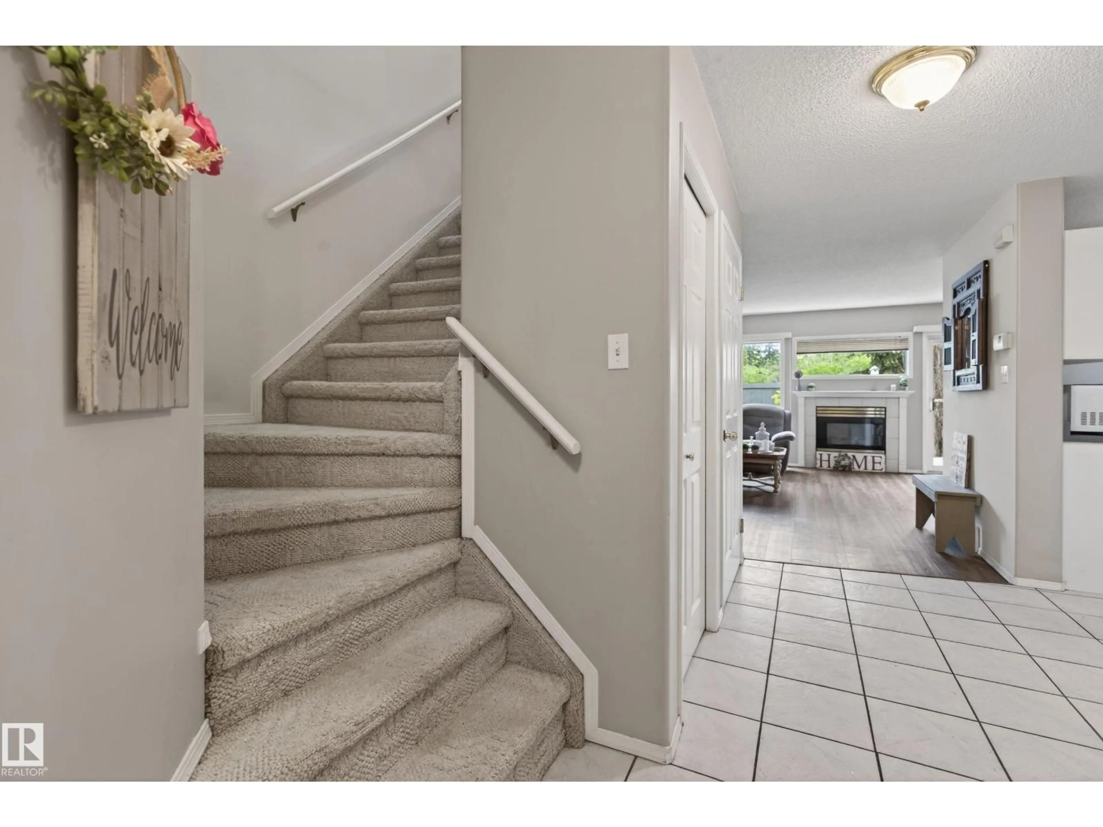 Indoor entryway for #21 - 501 YOUVILLE DR, Edmonton Alberta T6L6T8