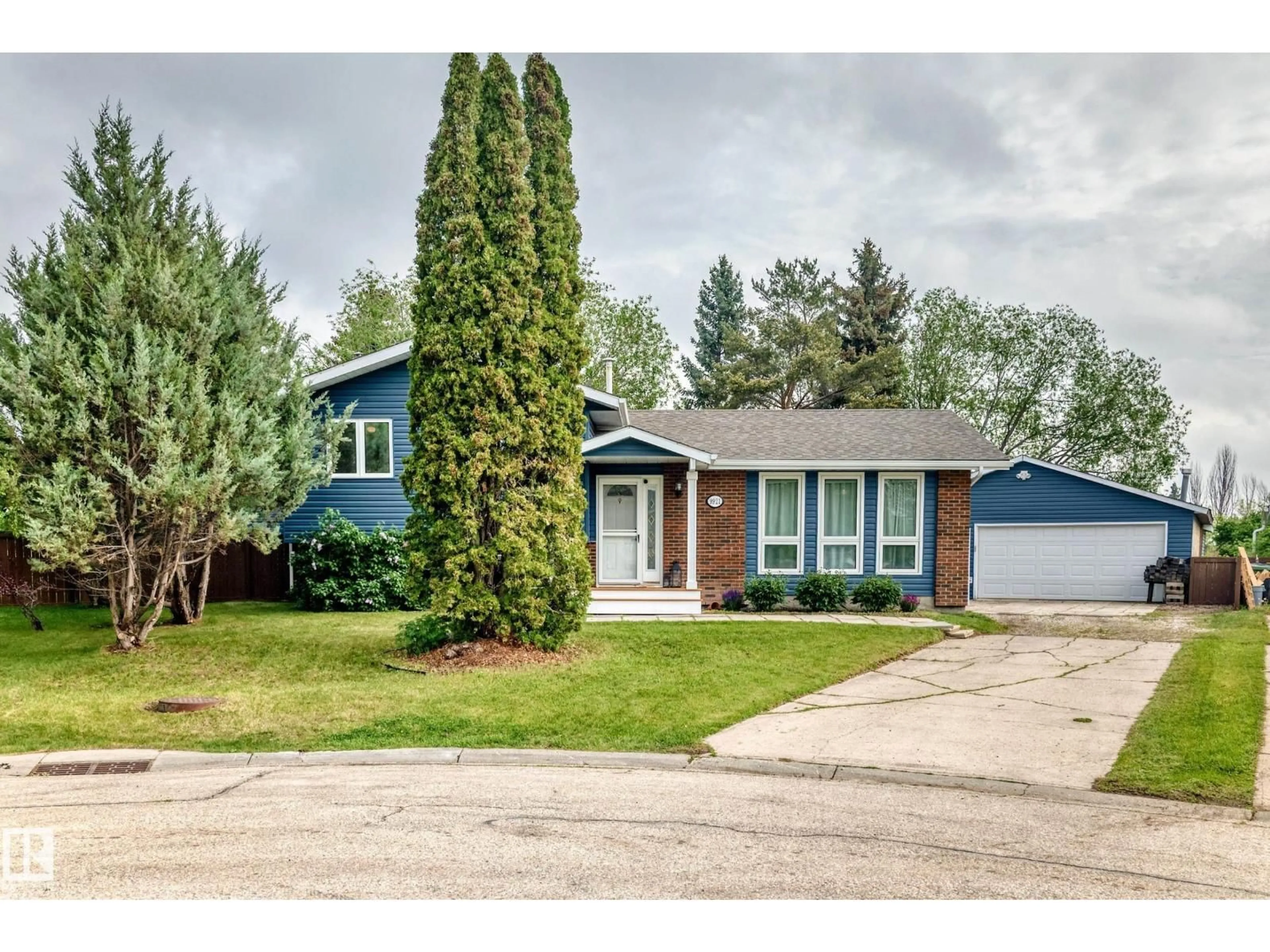 Home with vinyl exterior material, street for 9921 90 ST, Morinville Alberta T8R1K3