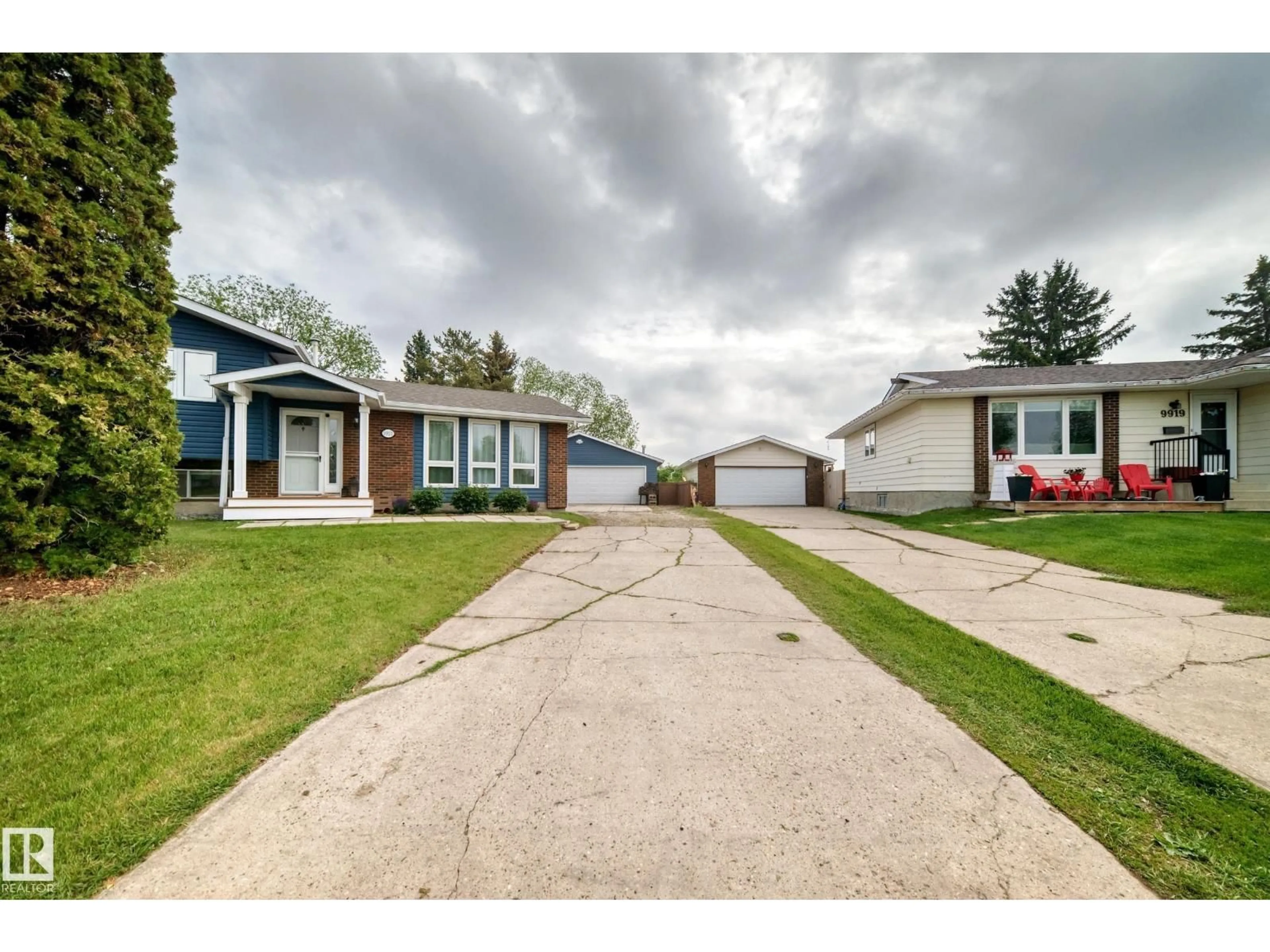 A pic from outside/outdoor area/front of a property/back of a property/a pic from drone, street for 9921 90 ST, Morinville Alberta T8R1K3
