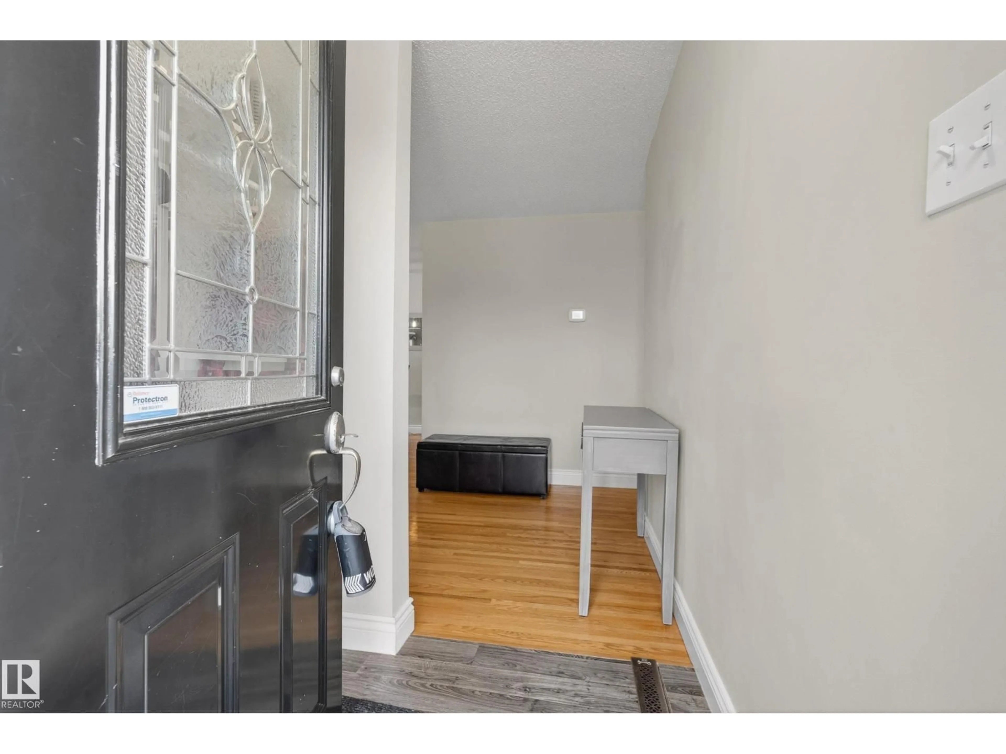 Indoor entryway for 16105 109A AV AV, Edmonton Alberta T5P1C5