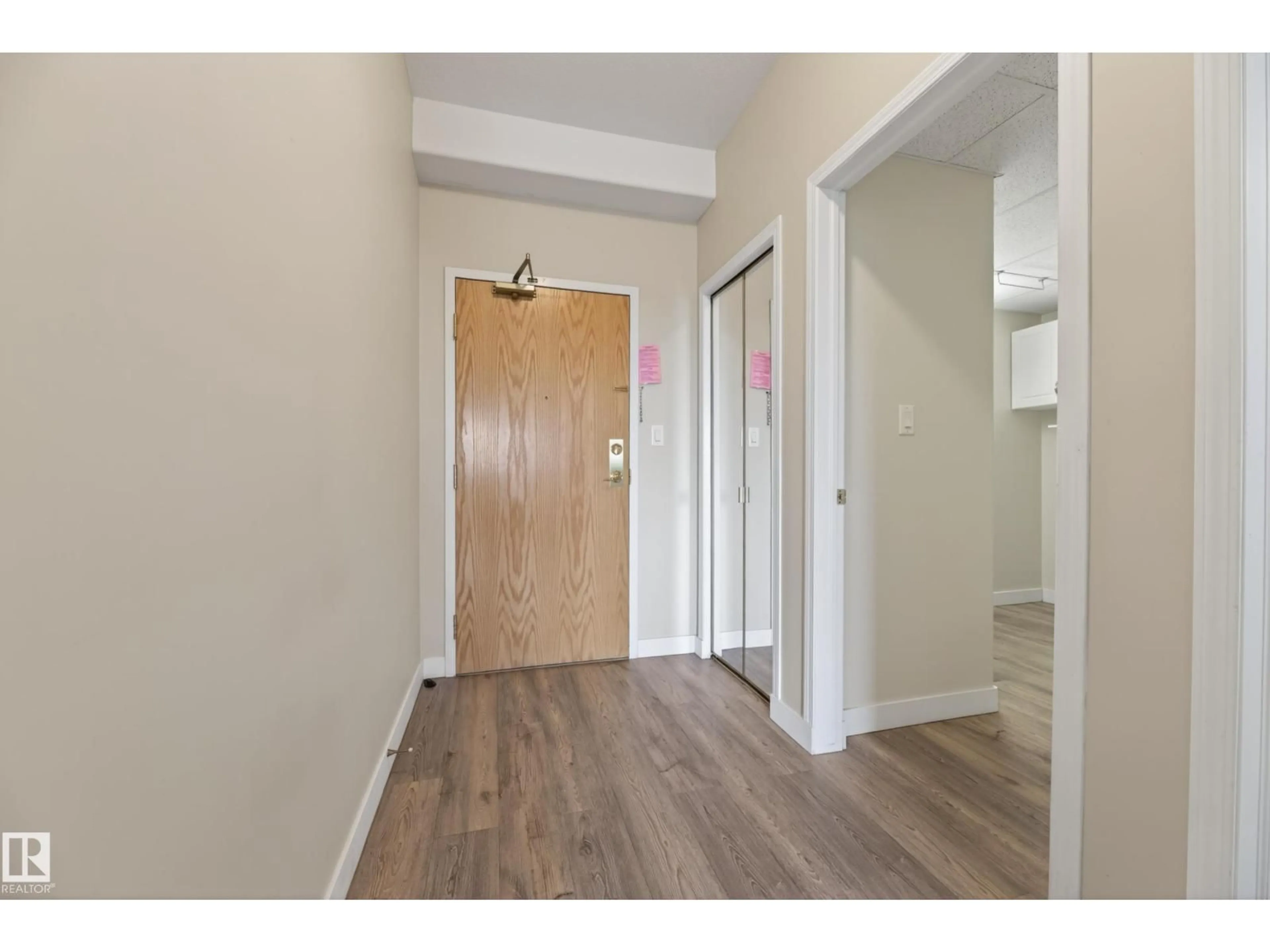 Indoor entryway for 200 - 427 BETHEL DR, Sherwood Park Alberta T8H2C5