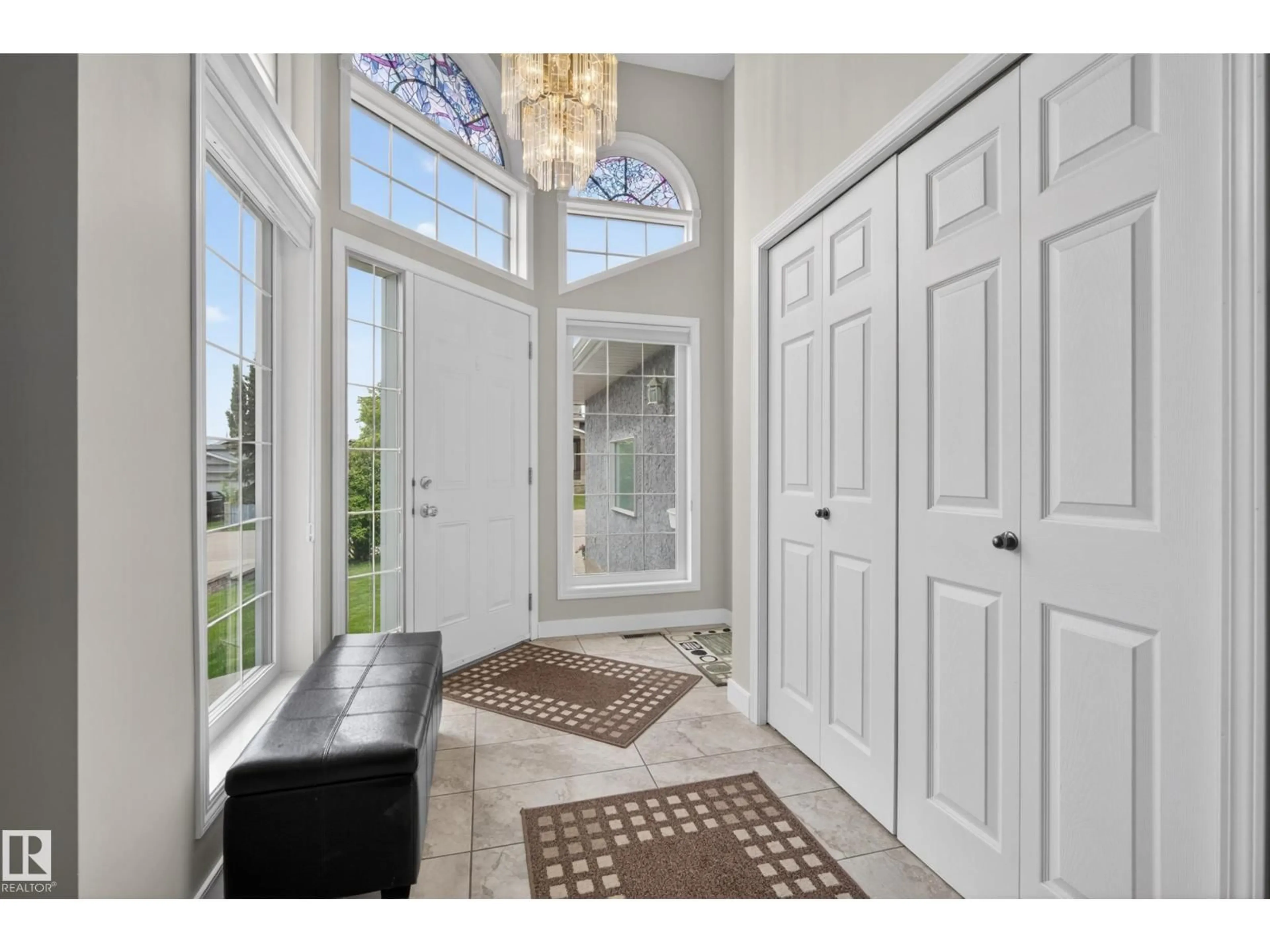 Indoor entryway for 31 CHARLTON CR, Sherwood Park Alberta T8H1R1