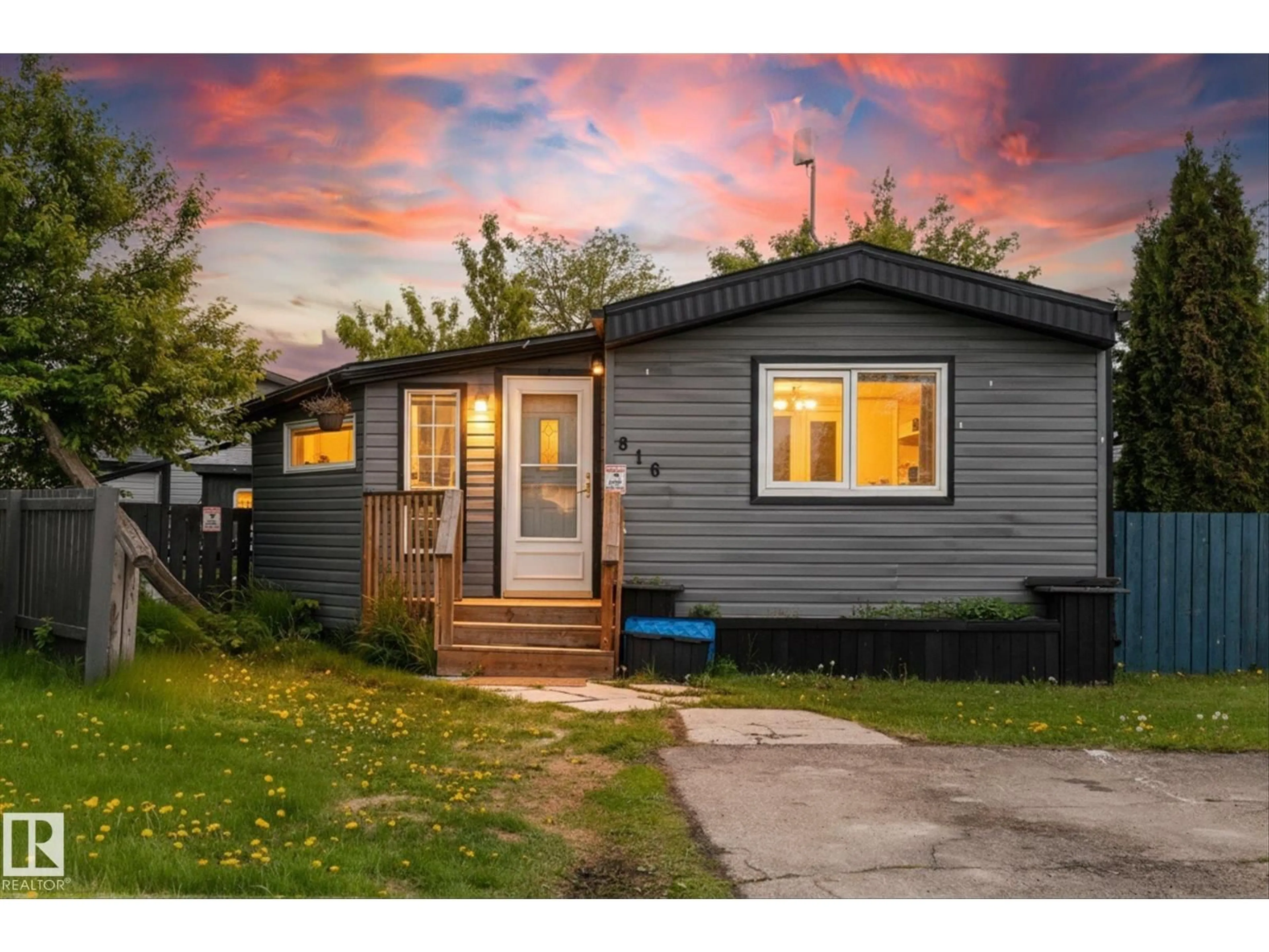 Home with vinyl exterior material, street for 53222 - 816 RANGE ROAD 272, Rural Parkland County Alberta T7X3R2