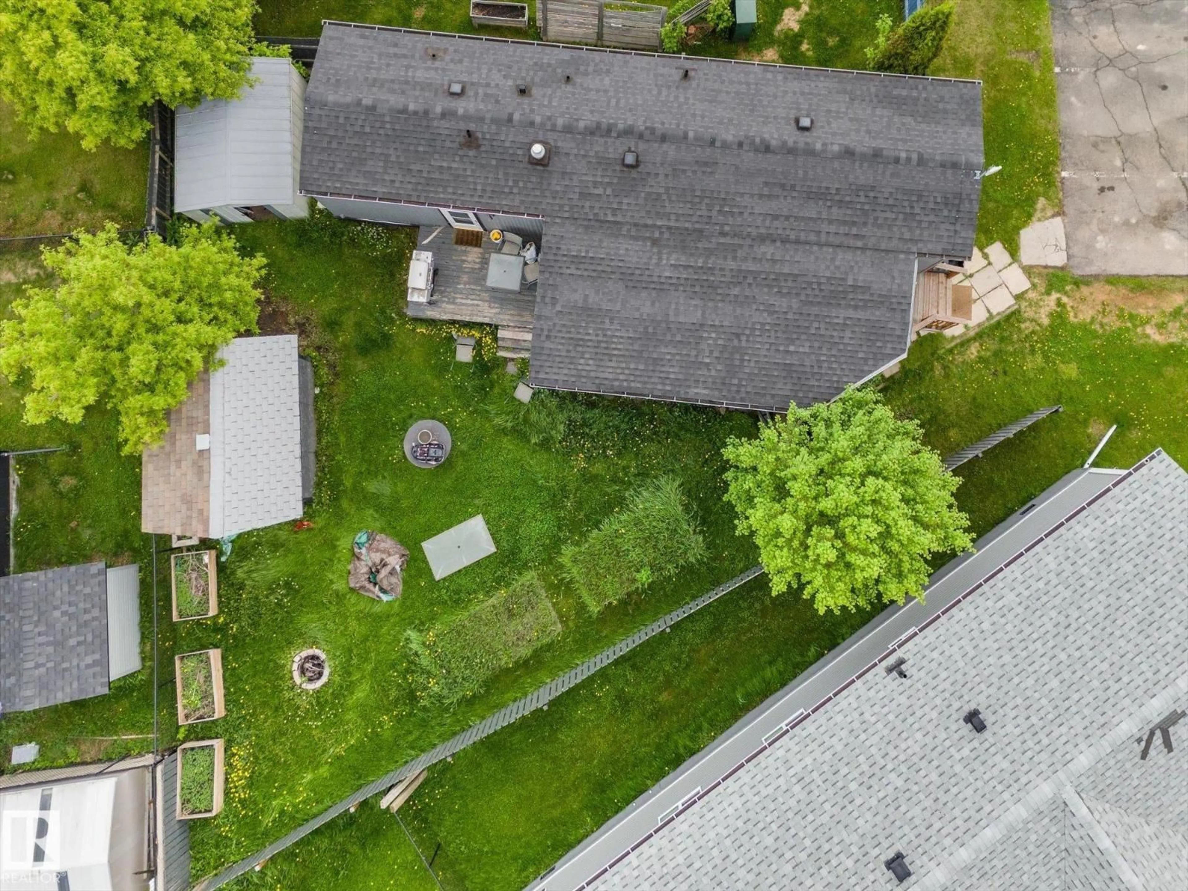 A pic from outside/outdoor area/front of a property/back of a property/a pic from drone, street for 53222 - 816 RANGE ROAD 272, Rural Parkland County Alberta T7X3R2